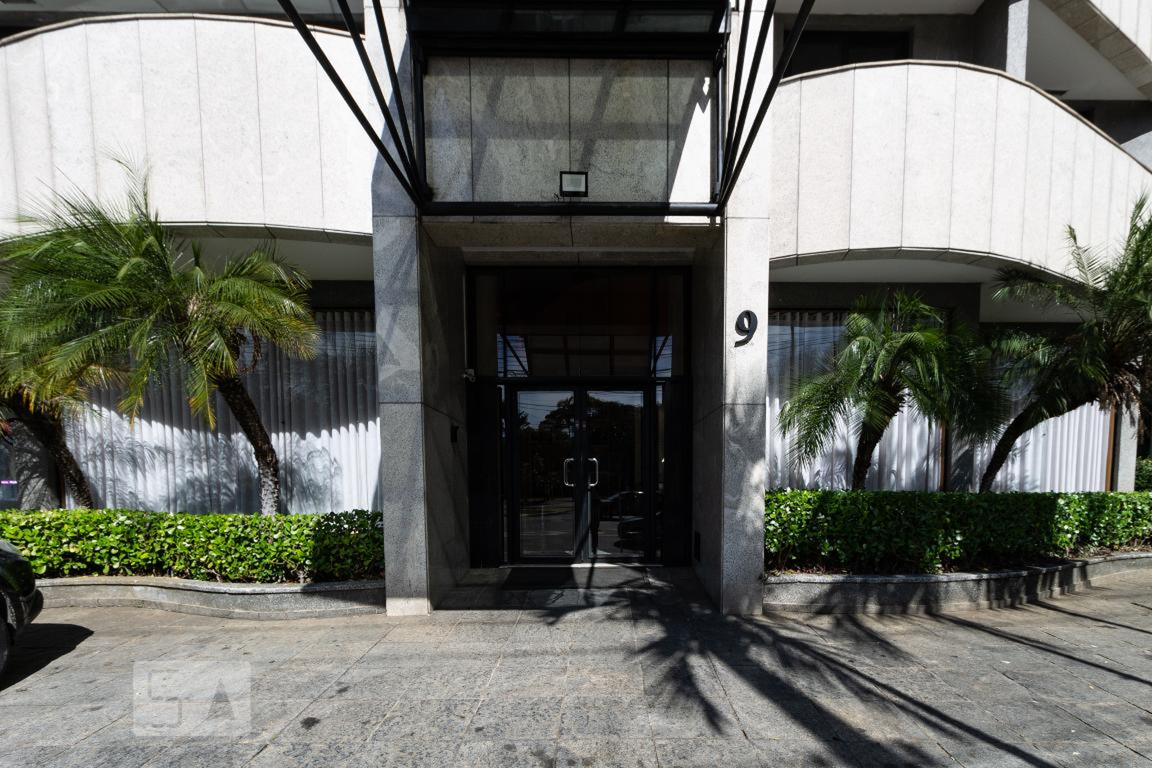 Entrada - George V Residence