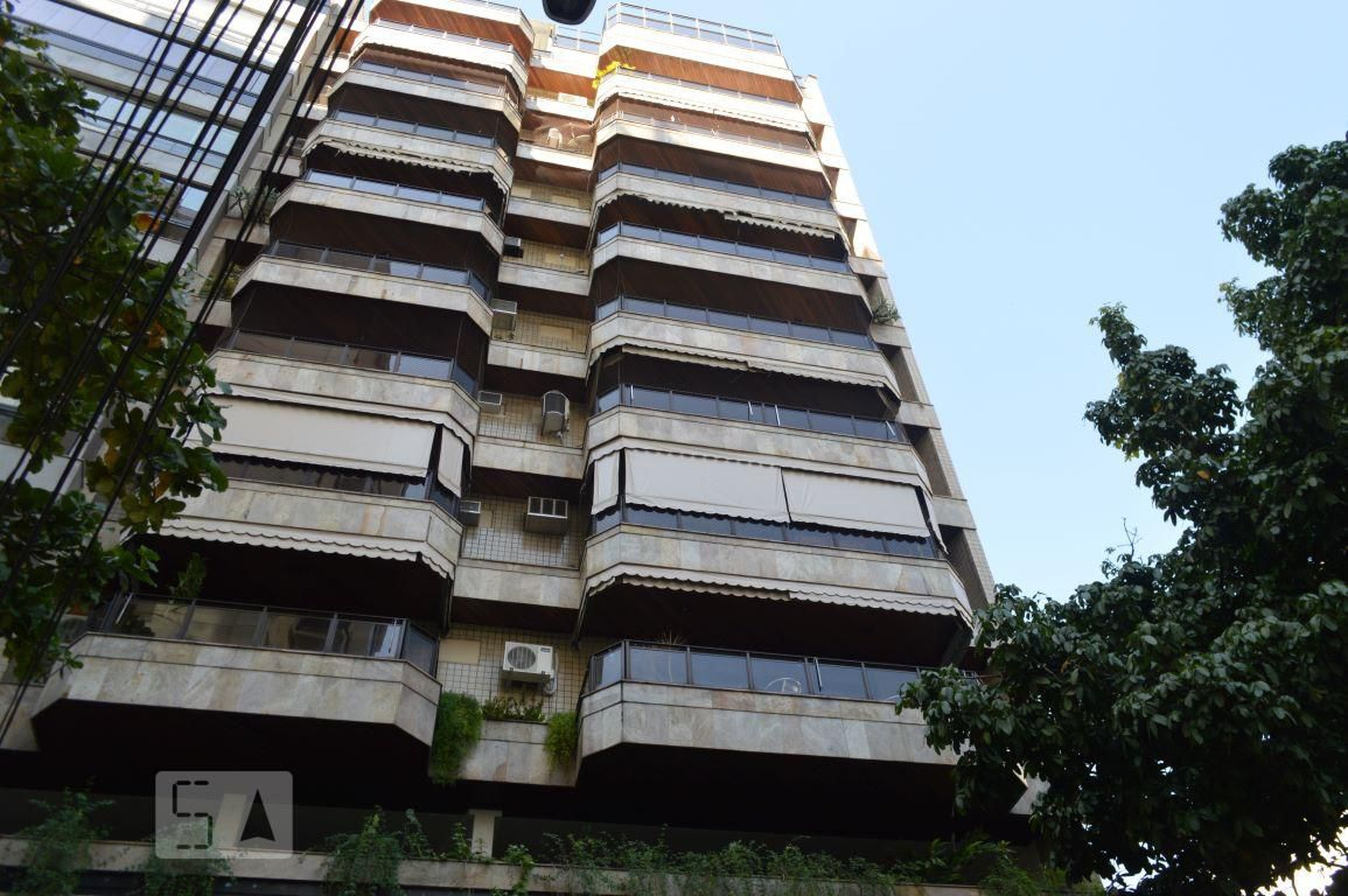 Fachada Condomínio em Rua Francisco Dutra, 72