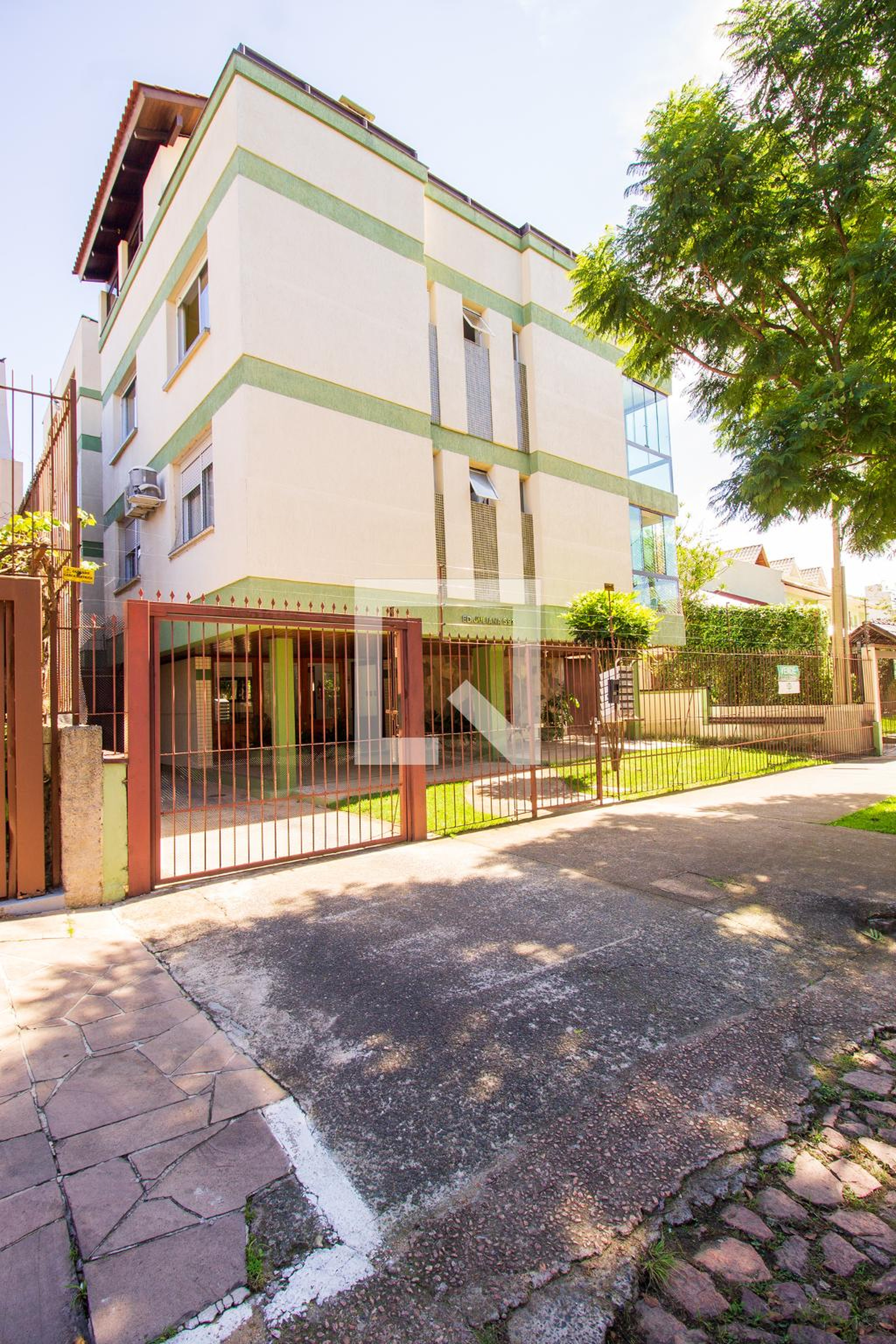 Fachada Condomínio em Rua Professor Guerreiro Lima, 593