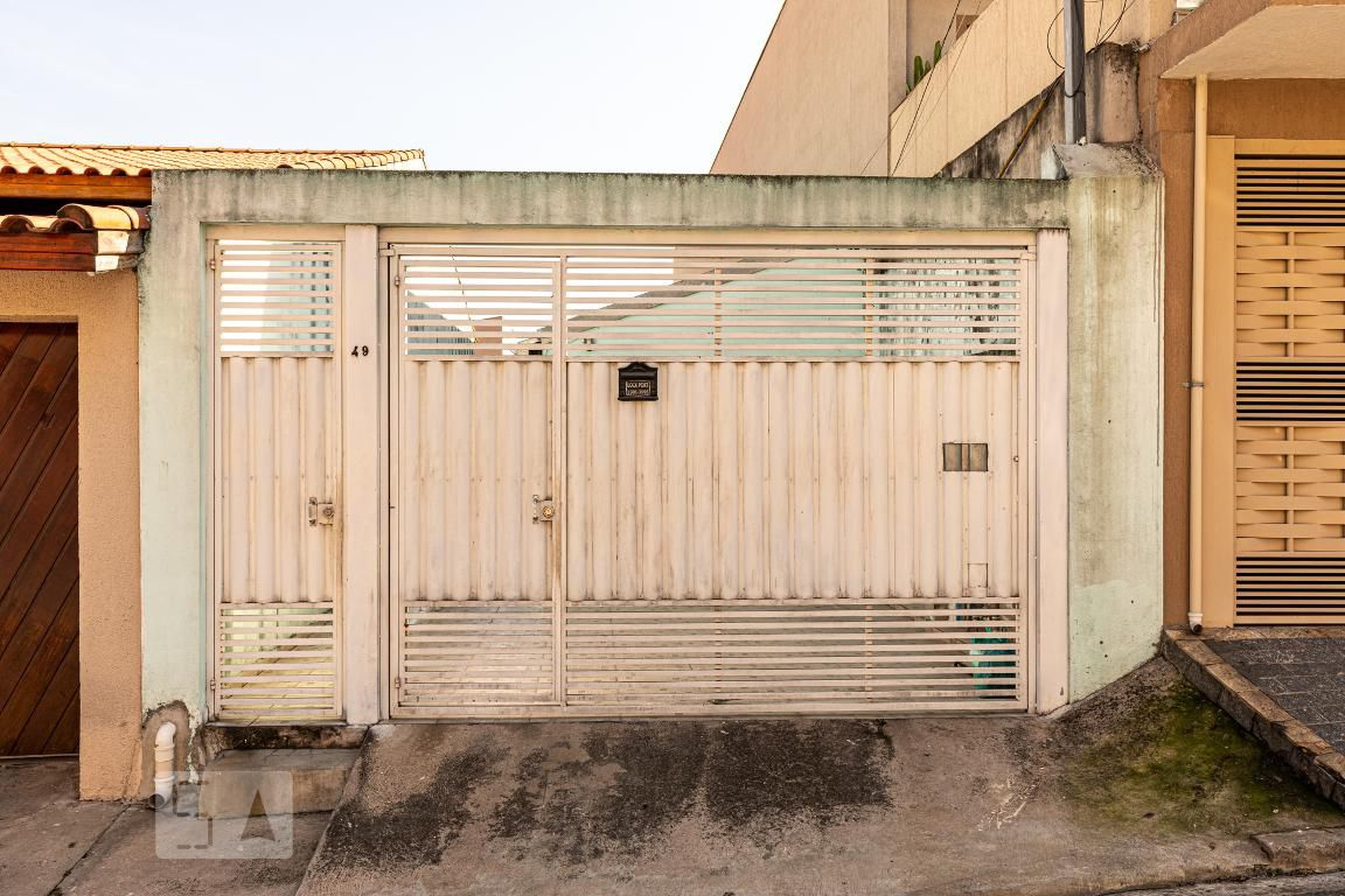 Fachada Condomínio em Rua Erva Café, 49