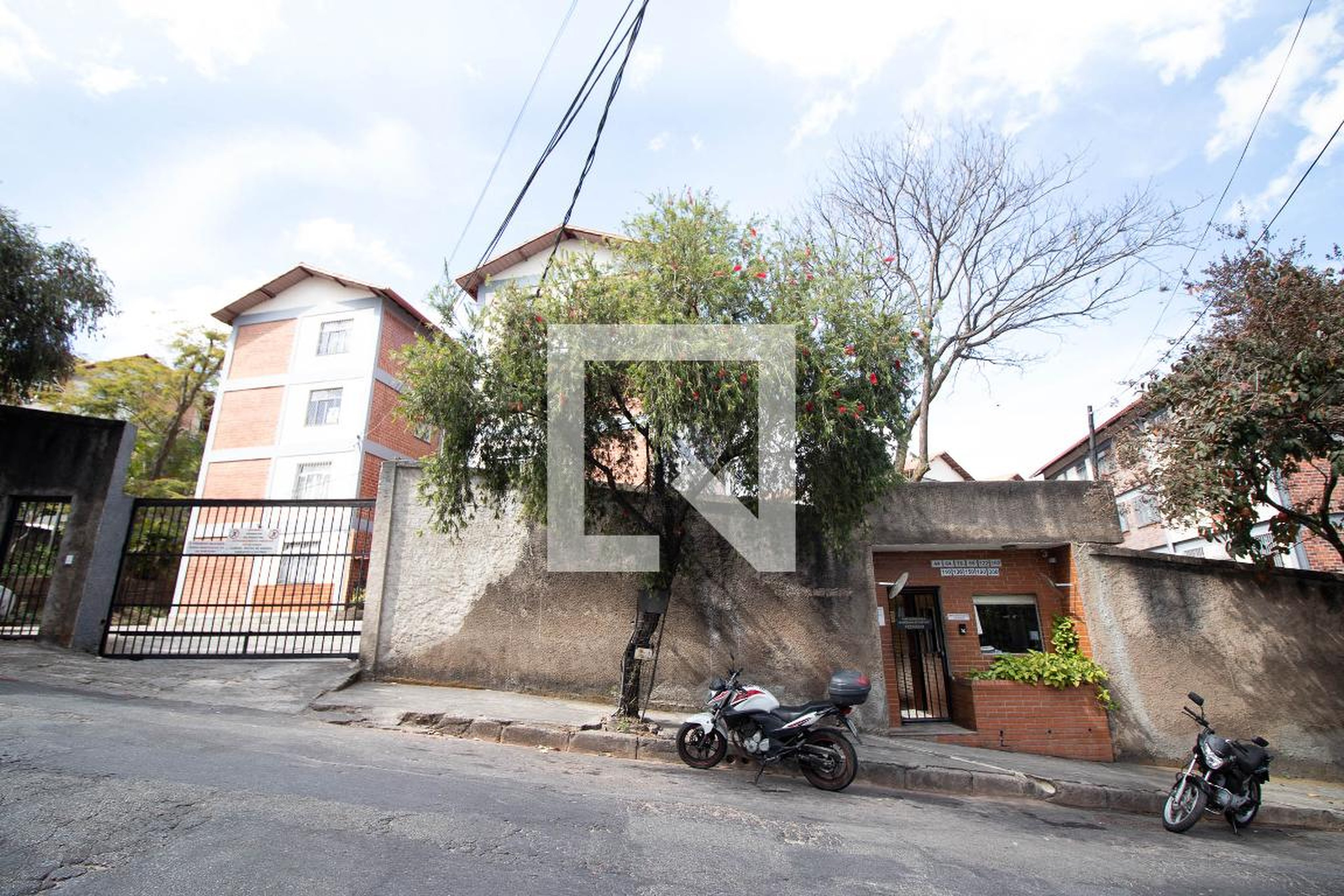 Fachada Condomínio em Rua Frei Cipriano, 180