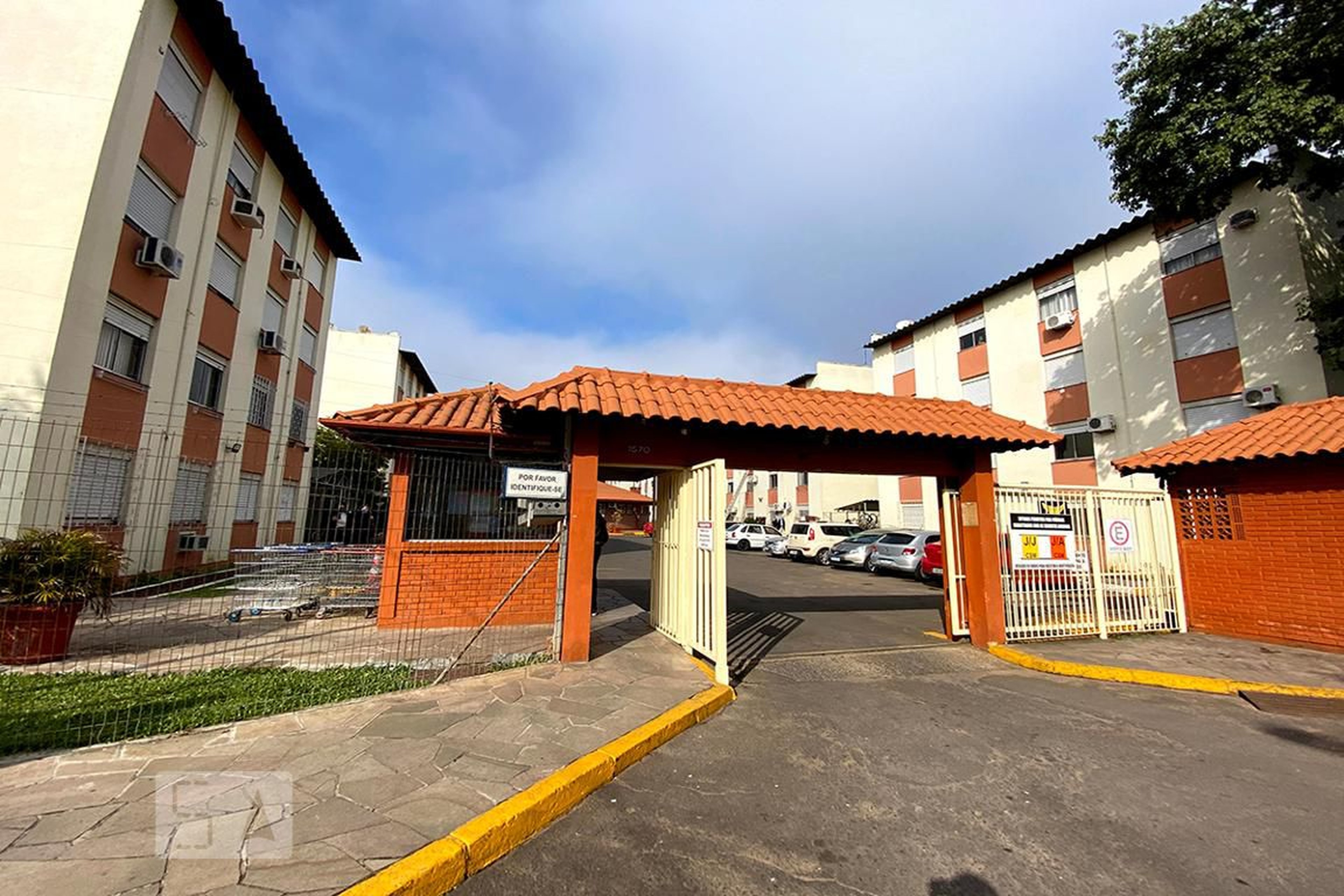 Fachada do Condomínio Condomínio em Rua Osvaldo Aranha, 1570