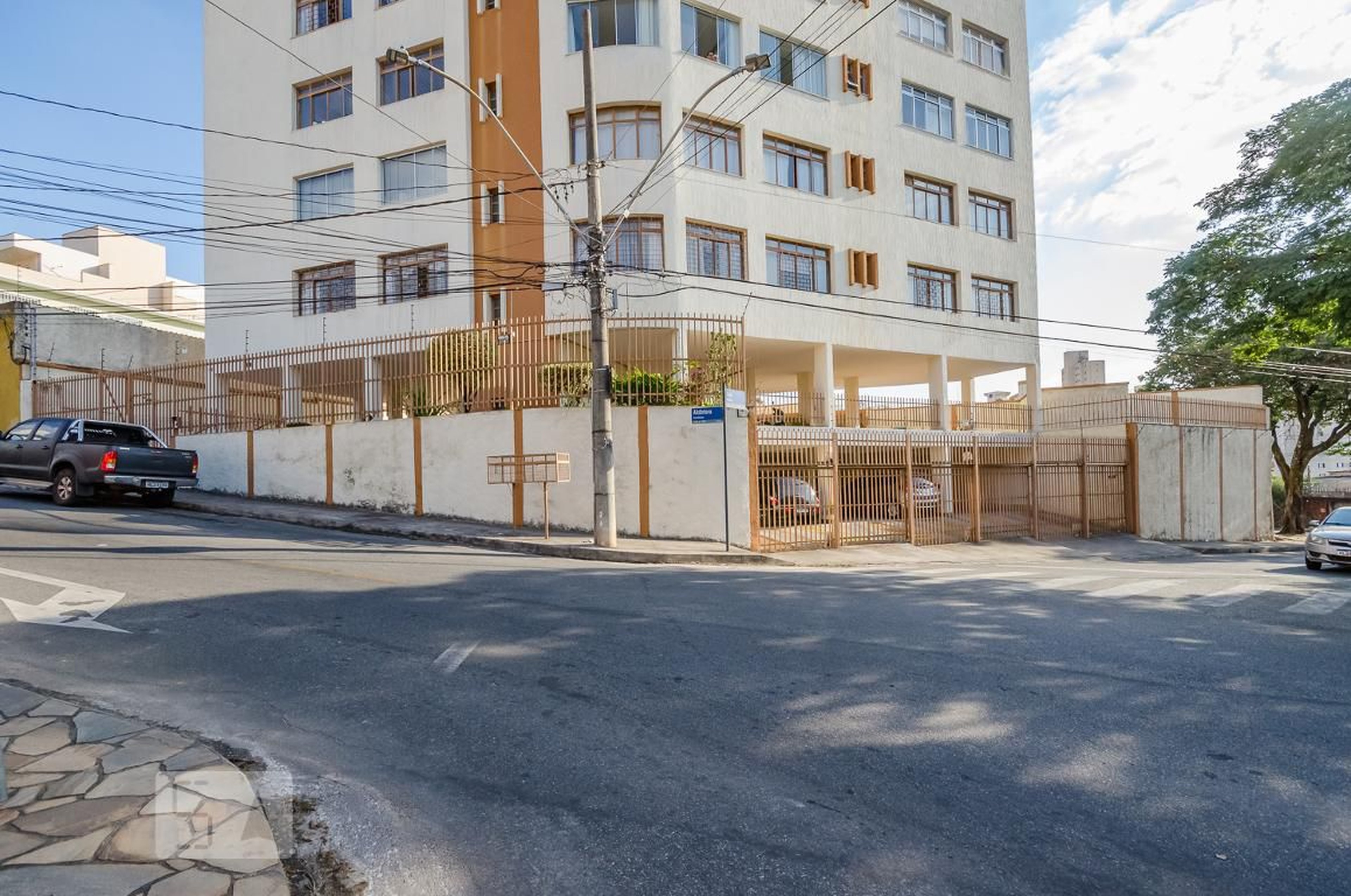 Fachada Condomínio em Rua Alcântara, 110