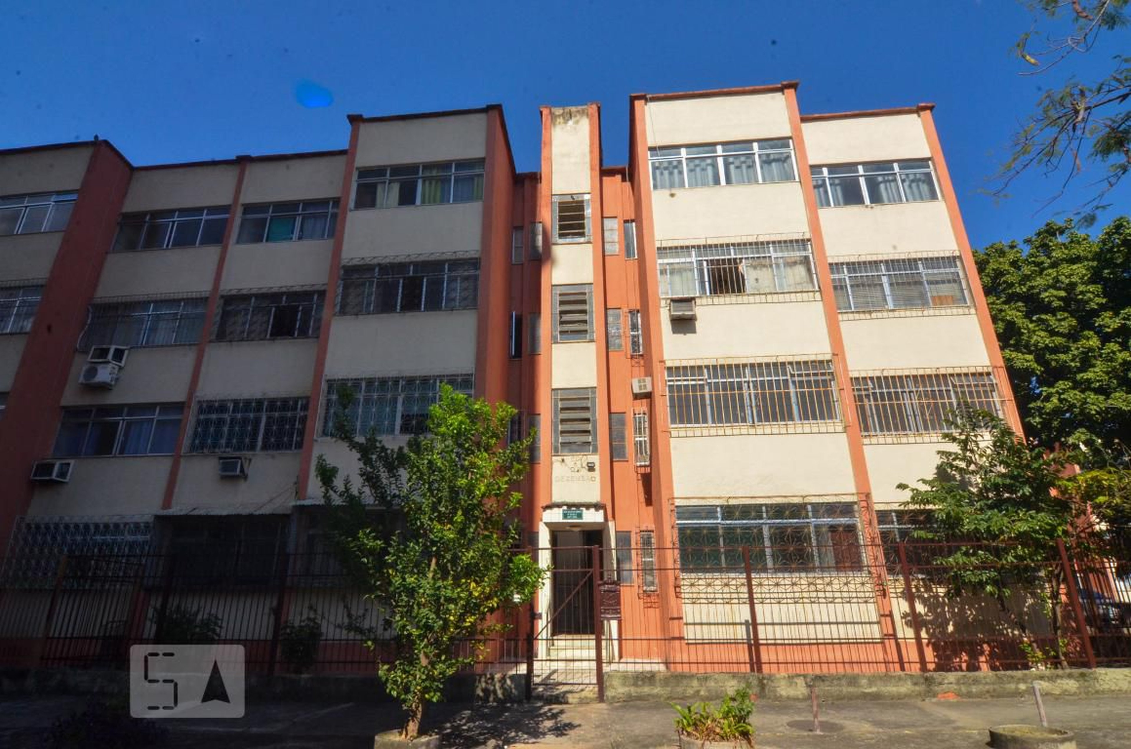 Fachada Condomínio em Rua Gilda de Abreu, 103