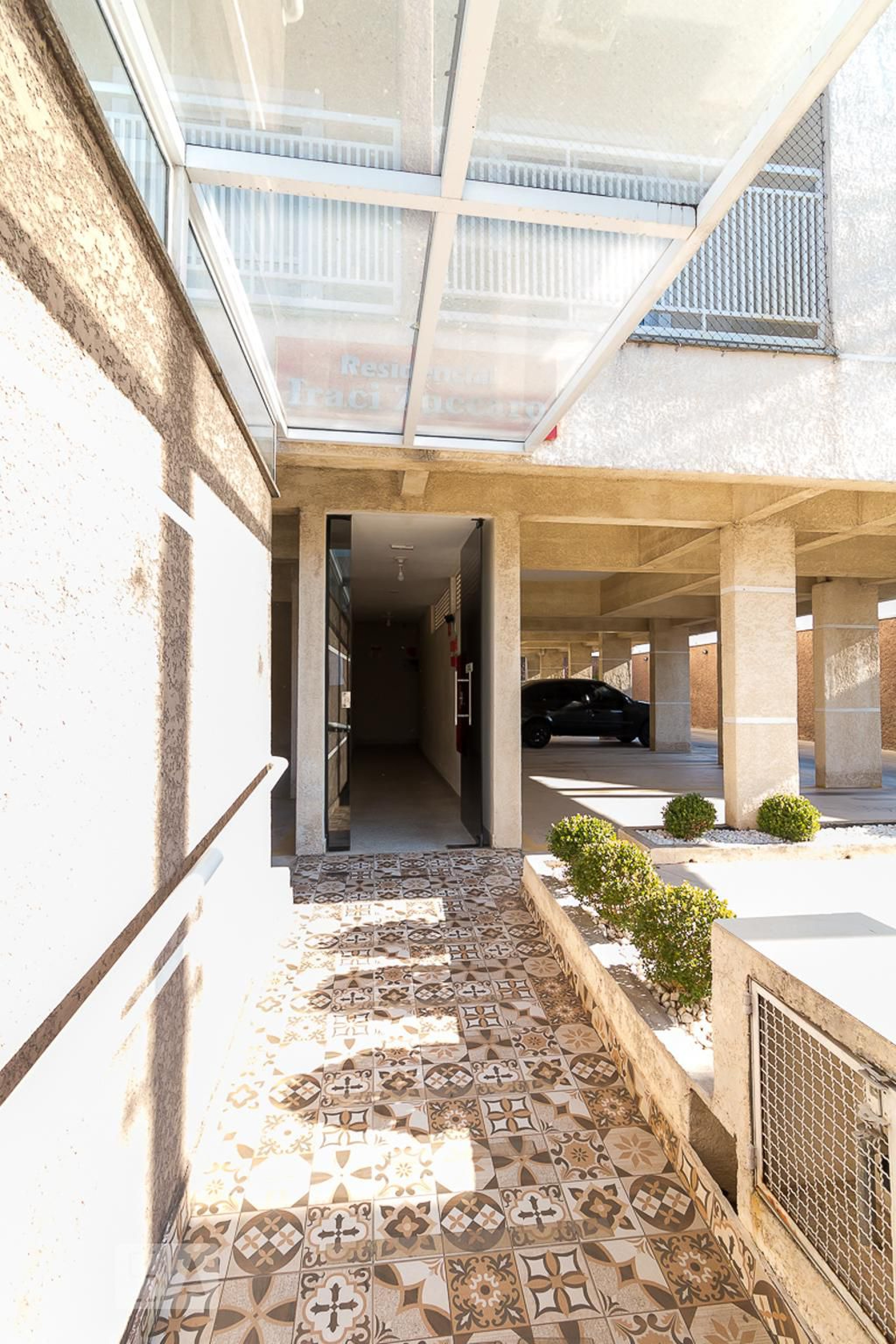 Entrada do prédio - Iraci Zucarro