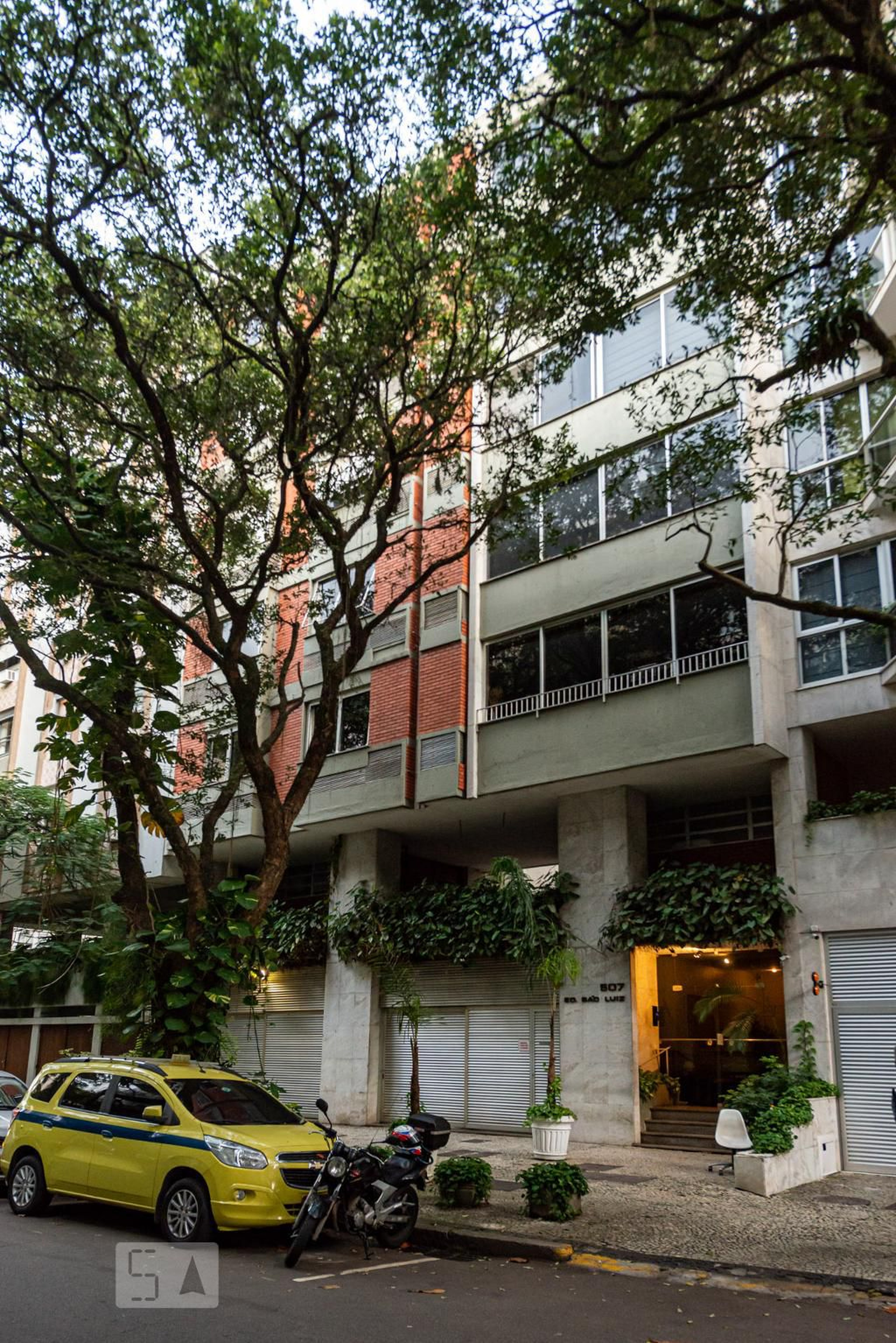 Fachada Condomínio em Rua Nascimento Silva, 507