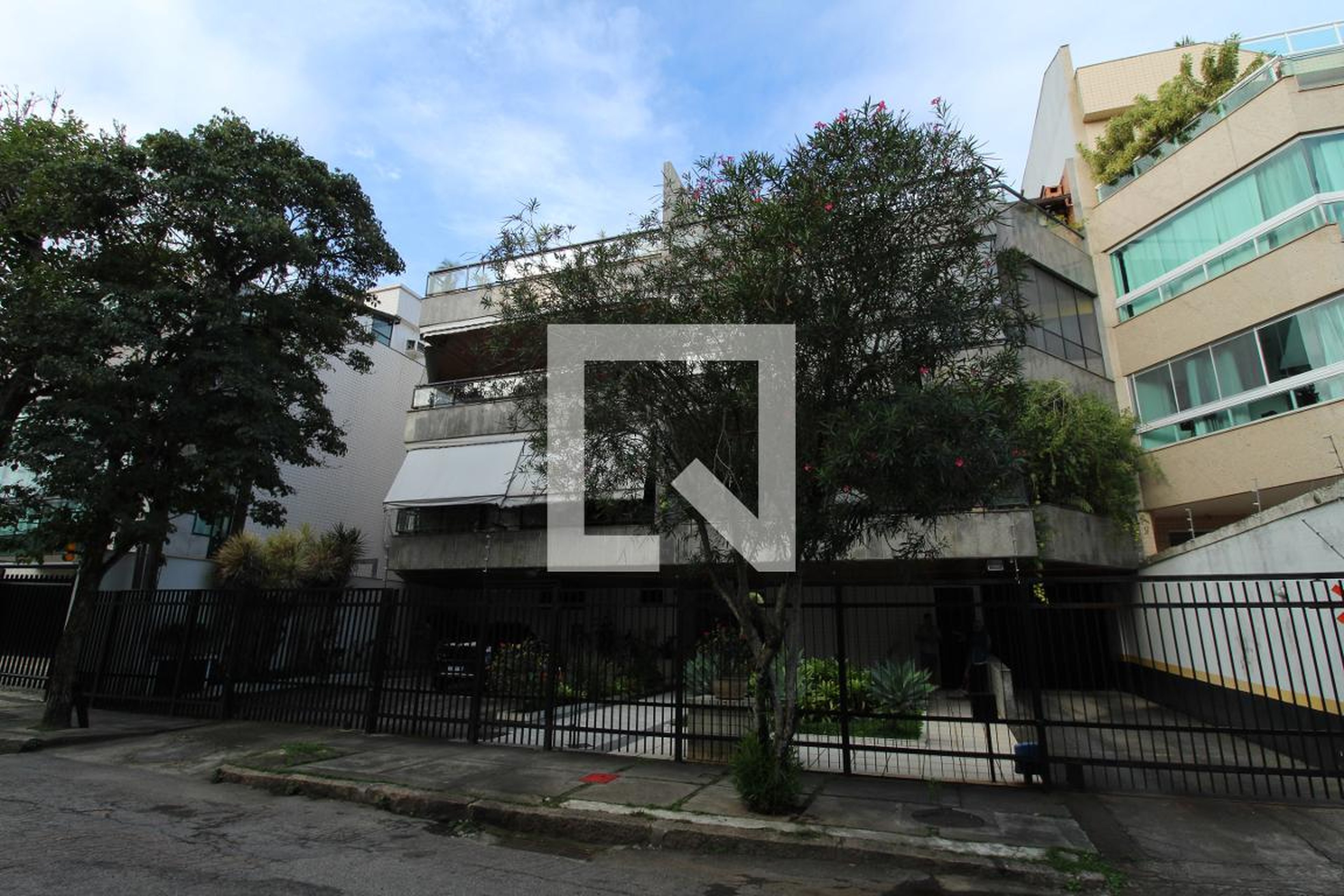 Fachada Condomínio em Rua Vicente Leporace, 150