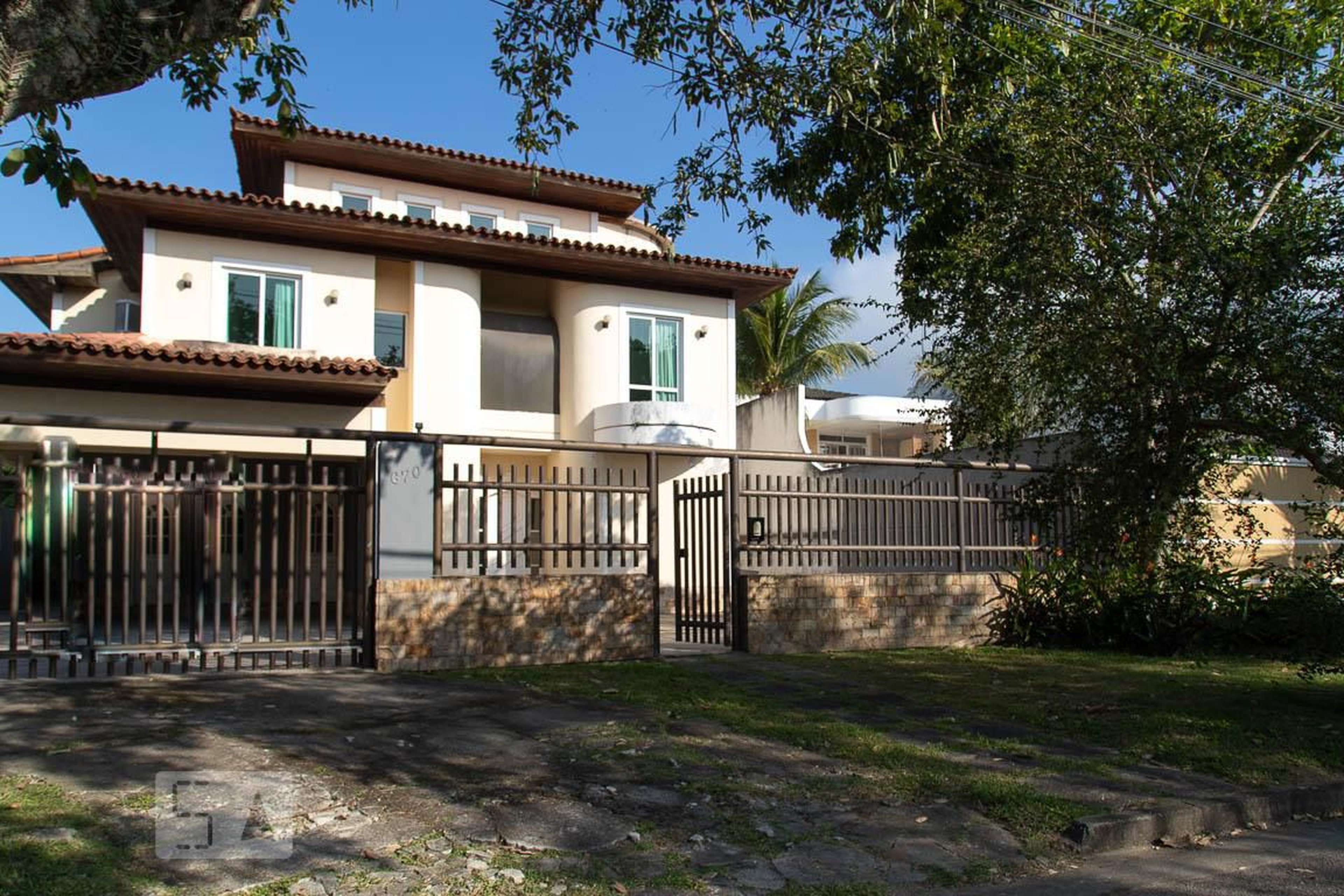 Fachada Condomínio em Rua Guilherme Gomes Land, 670