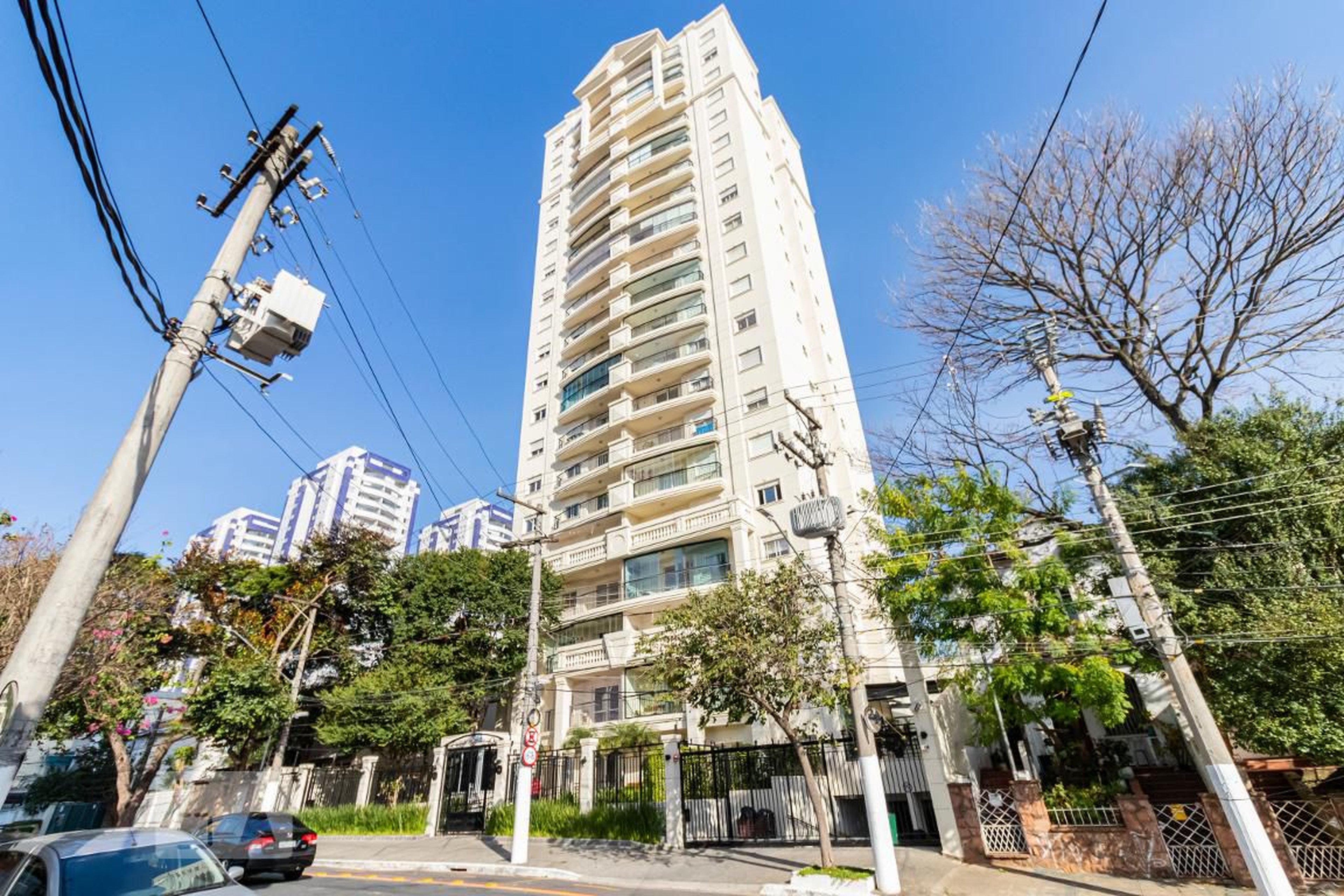 Fachada Condomínio em Rua Heitor Peixoto, 319