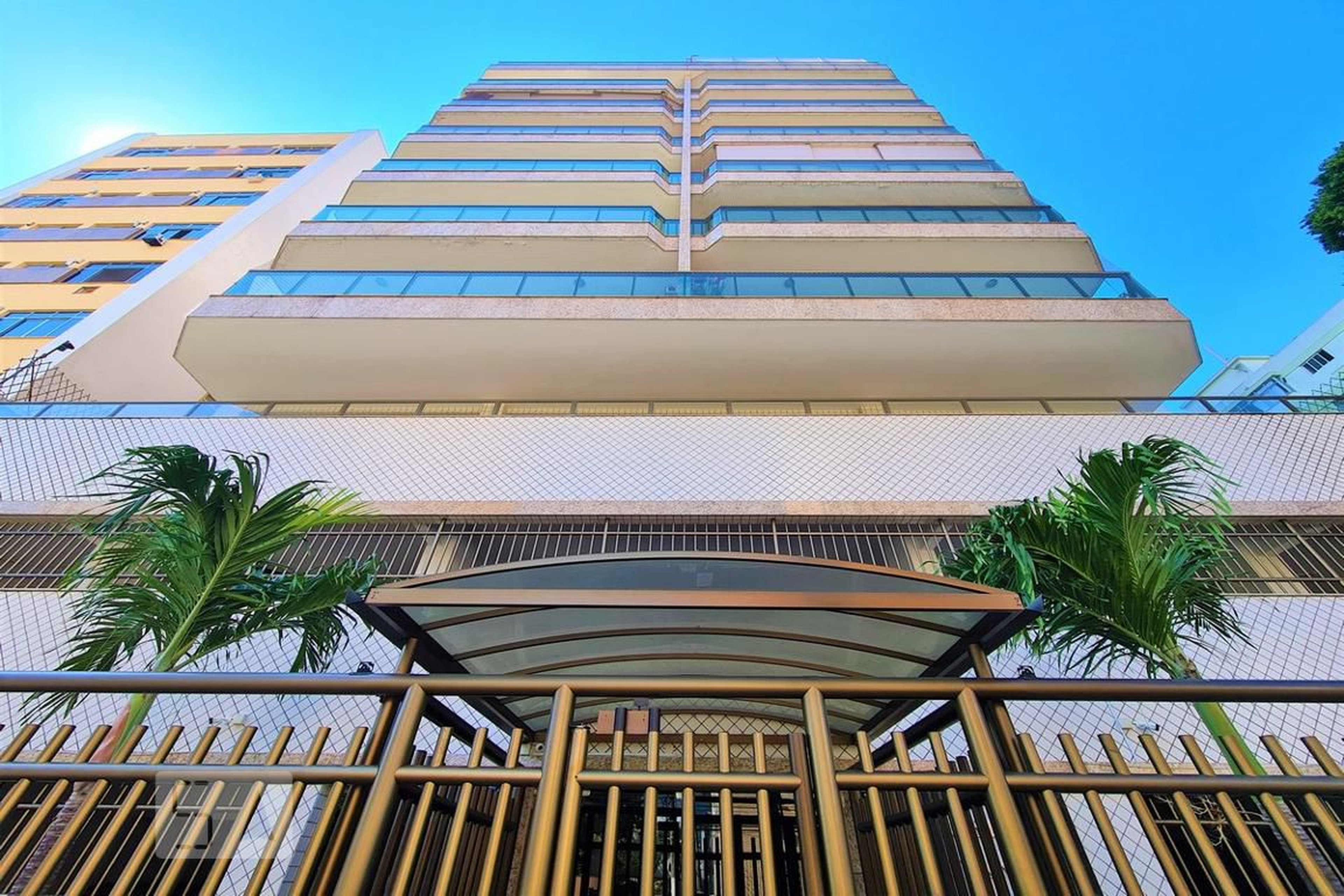 Fachada Condomínio em Rua Pedro de Carvalho, 411