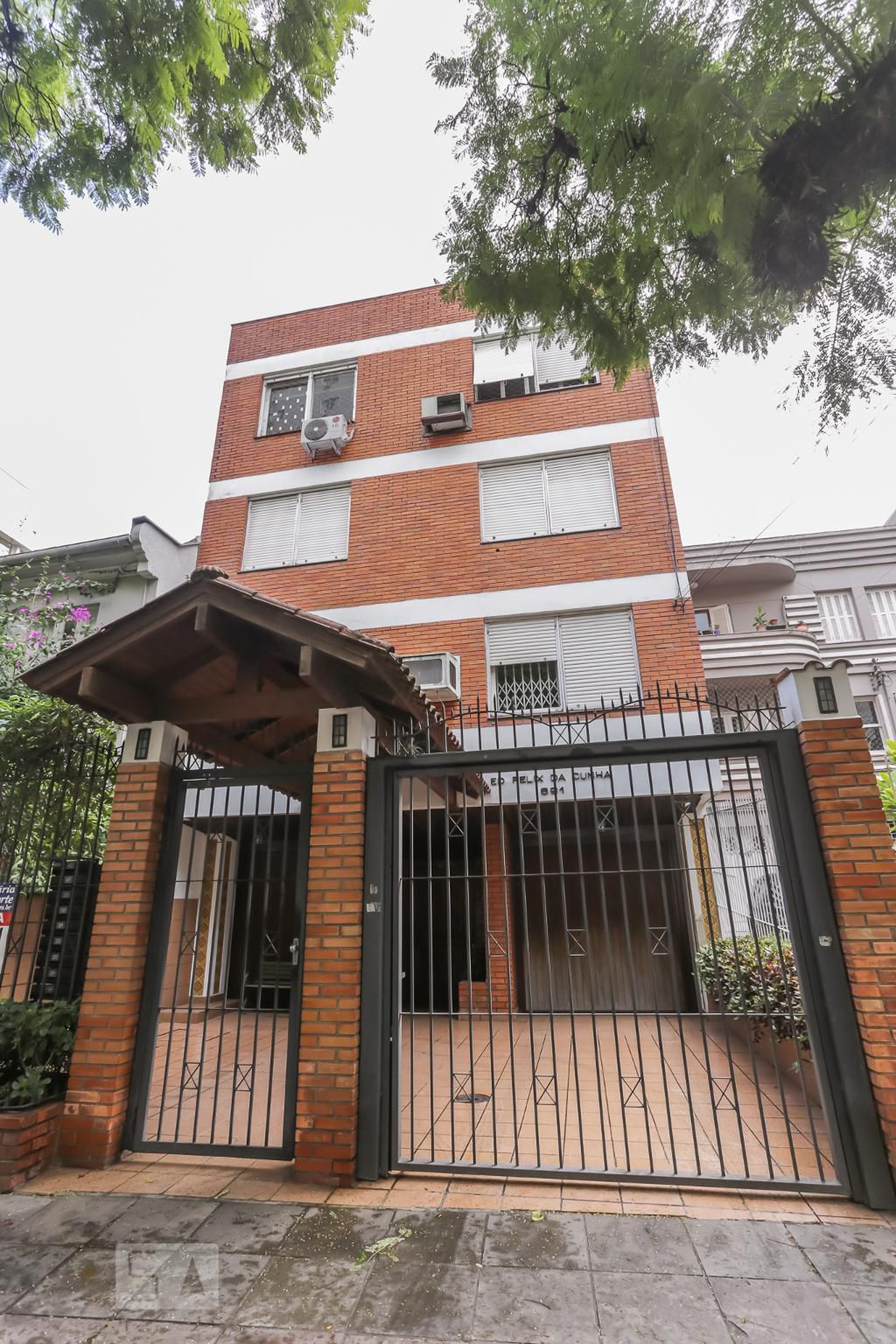 Fachada Condomínio em Rua Félix da Cunha, 691