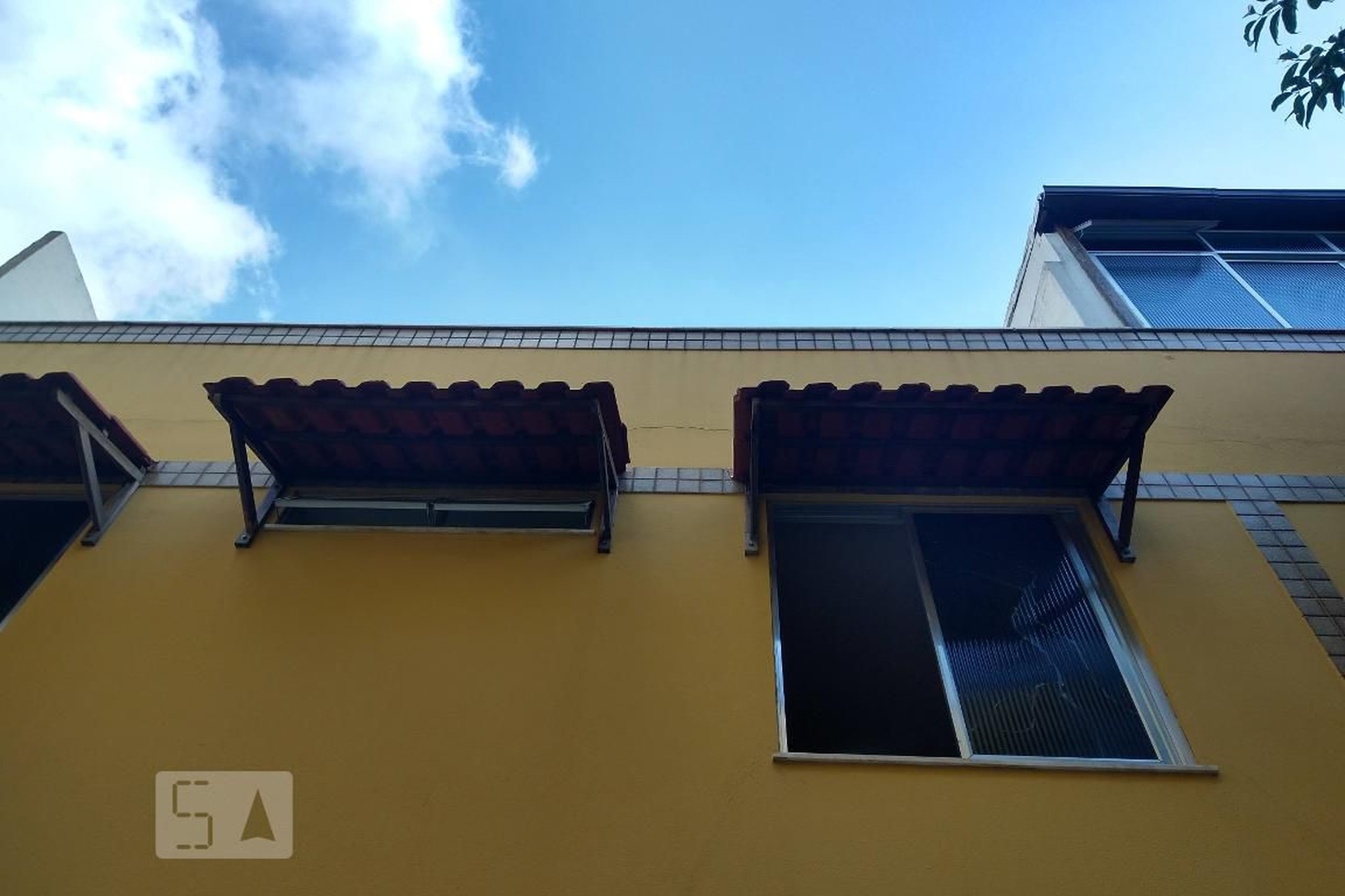 Fachada Condomínio em Rua Daniel Carneiro, 128