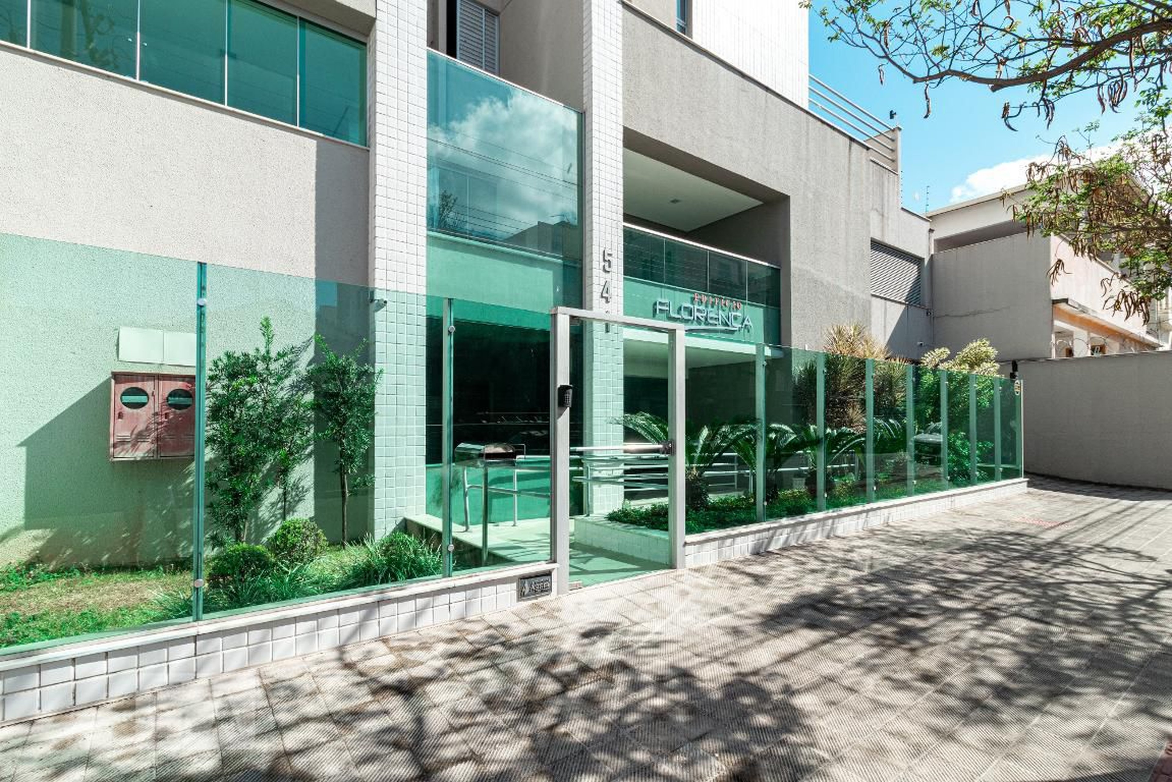 Fachada Condomínio em Rua Francisco Bicalho, 541