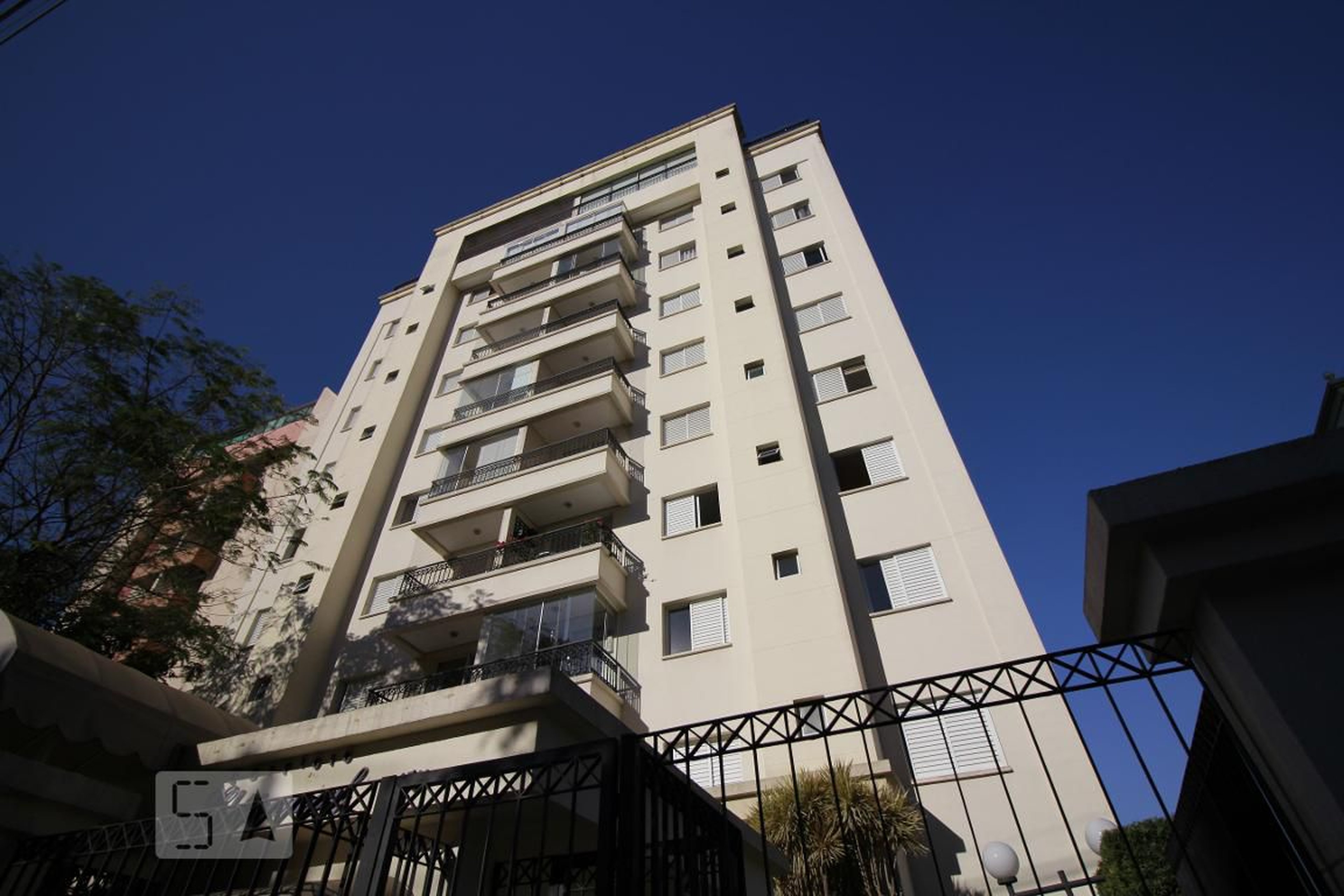 Fachada do Condomínio Condomínio Chateauneuf