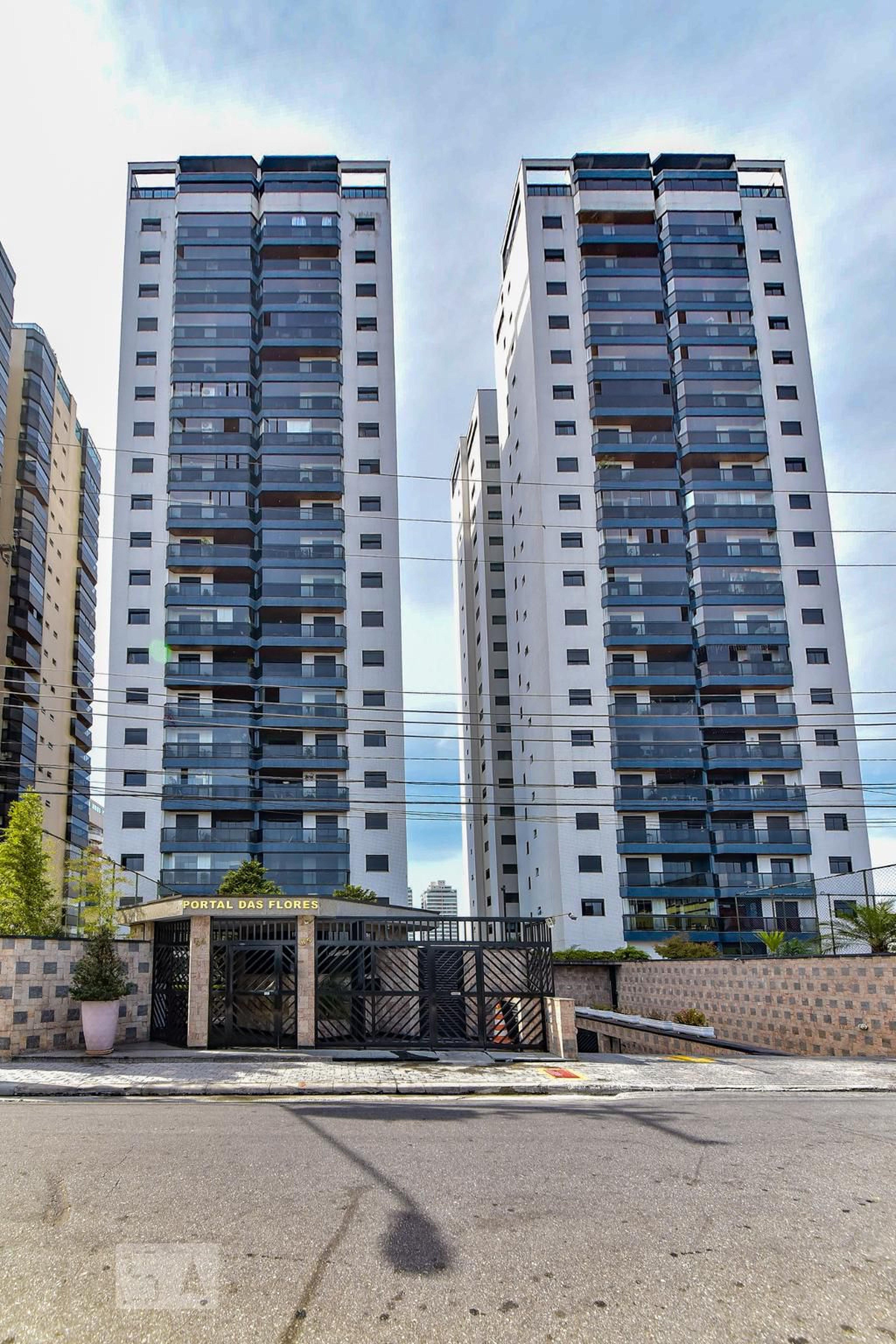 Fachada do Condomínio Condomínio Portal das Flores