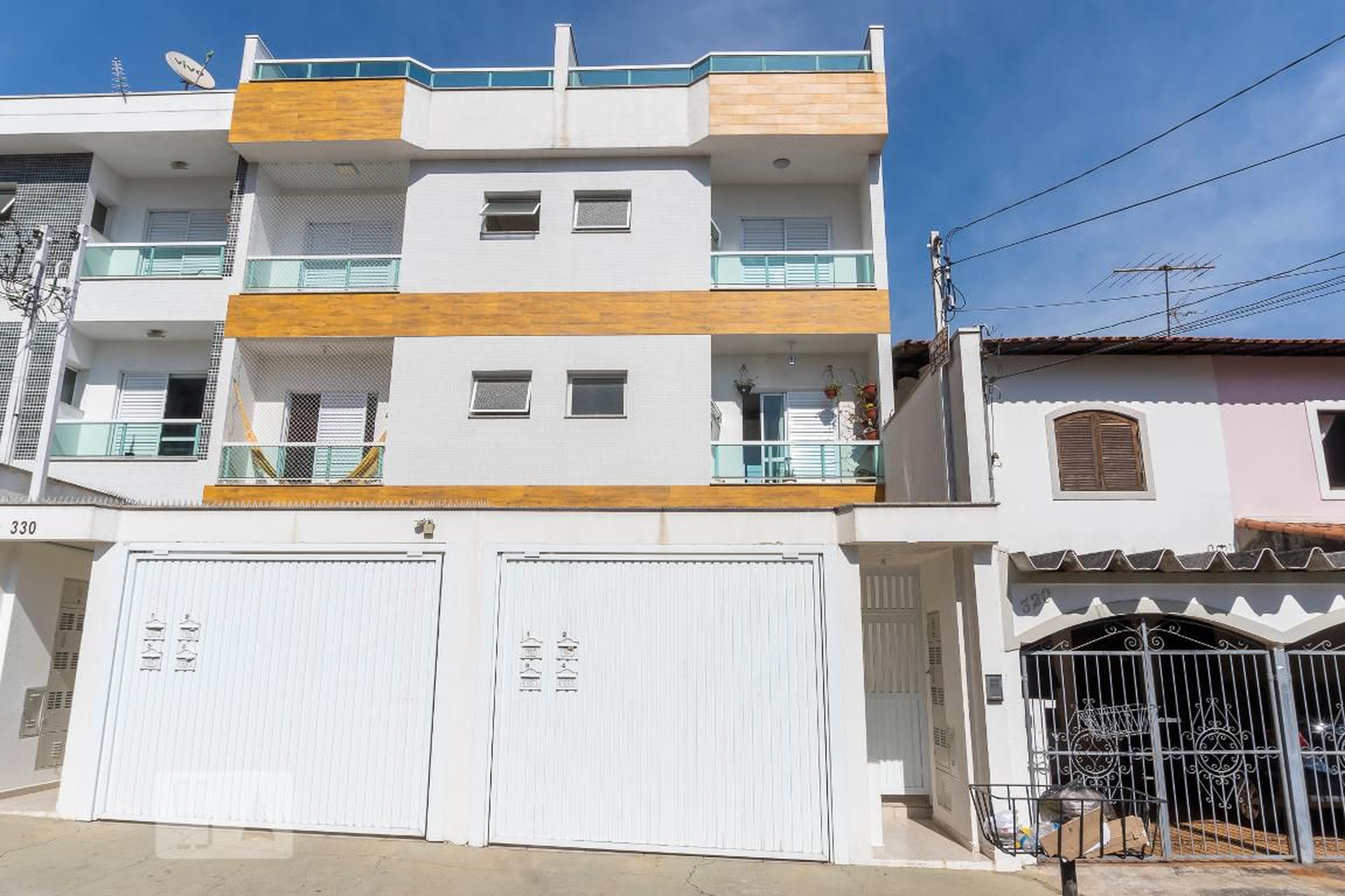 Fachada Condomínio em Rua Aimbere, 326