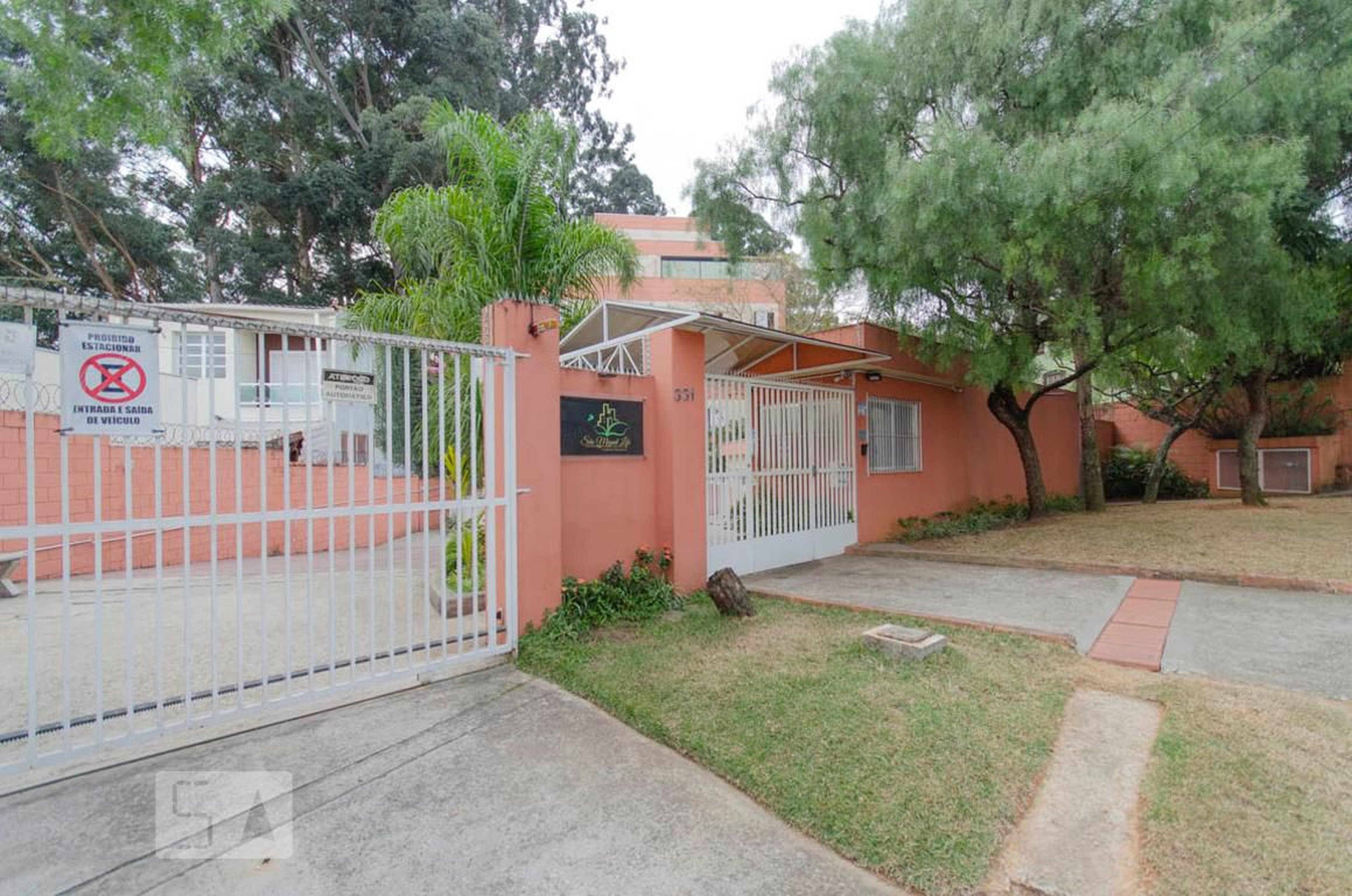 Fachada Condomínio em Rua Gerogina Dinis, 150