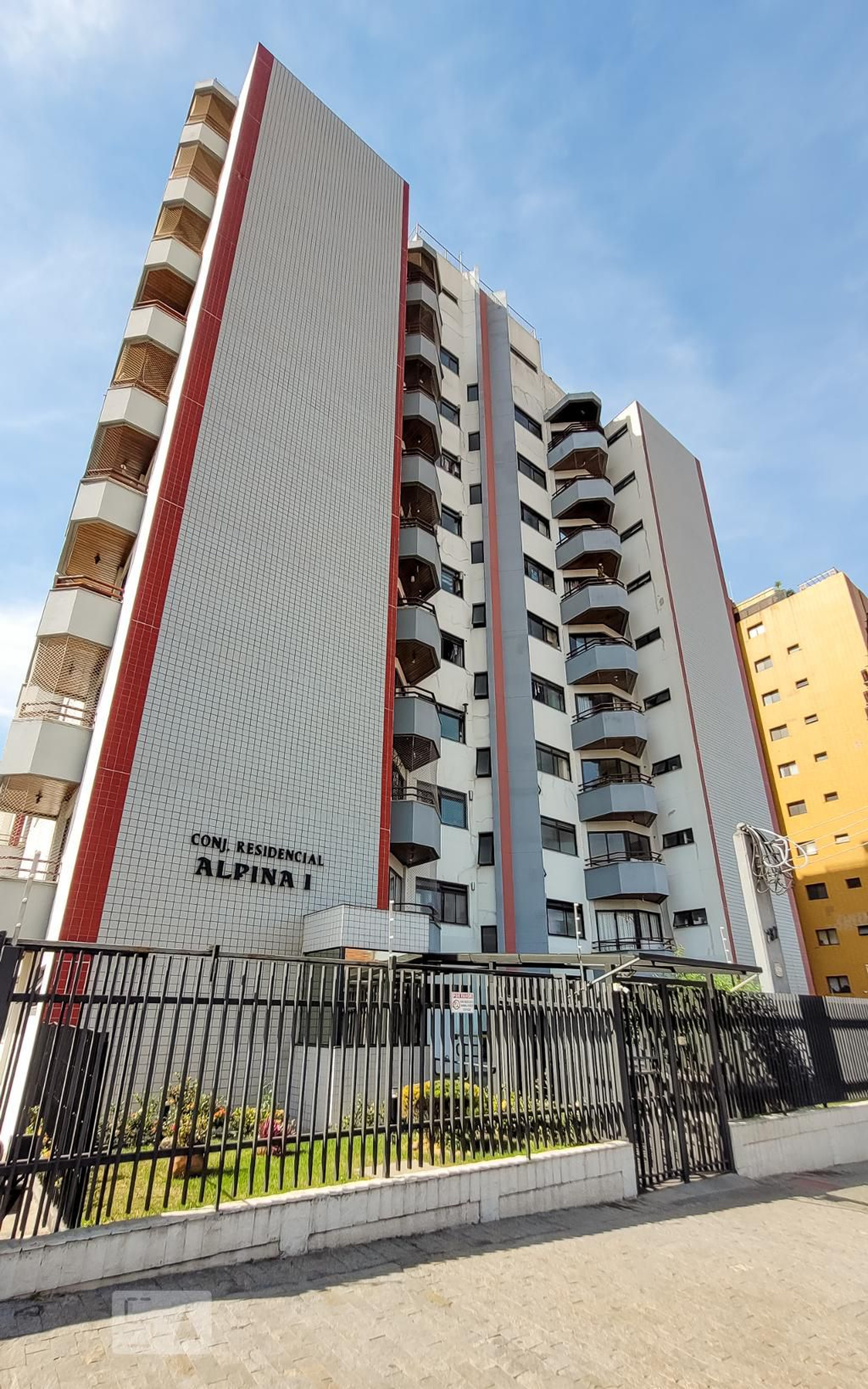 Fachada Condomínio Conjunto Residencial Alpina I
