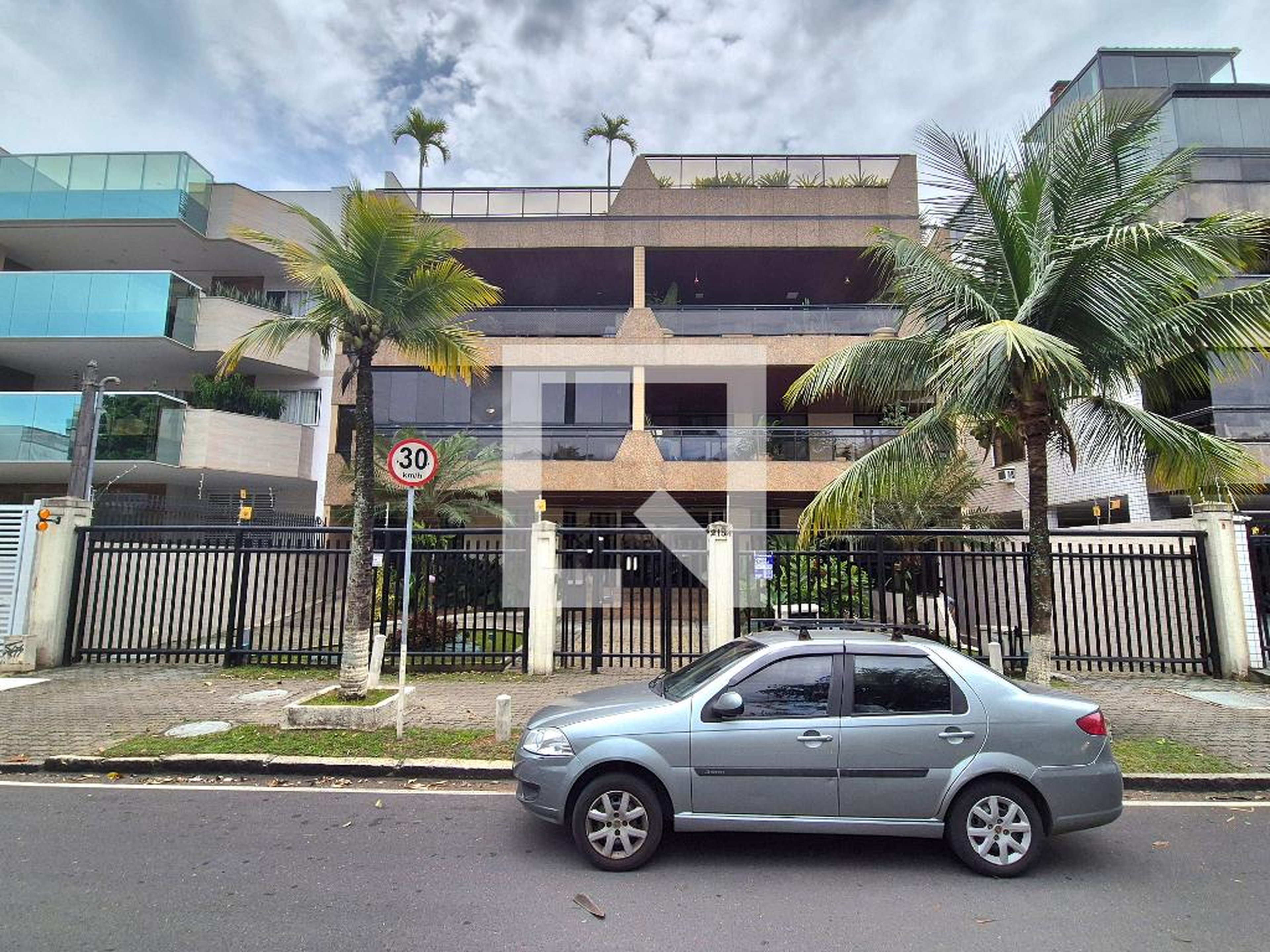 Fachada Condomínio em Avenida Genaro de Carvalho, 2184