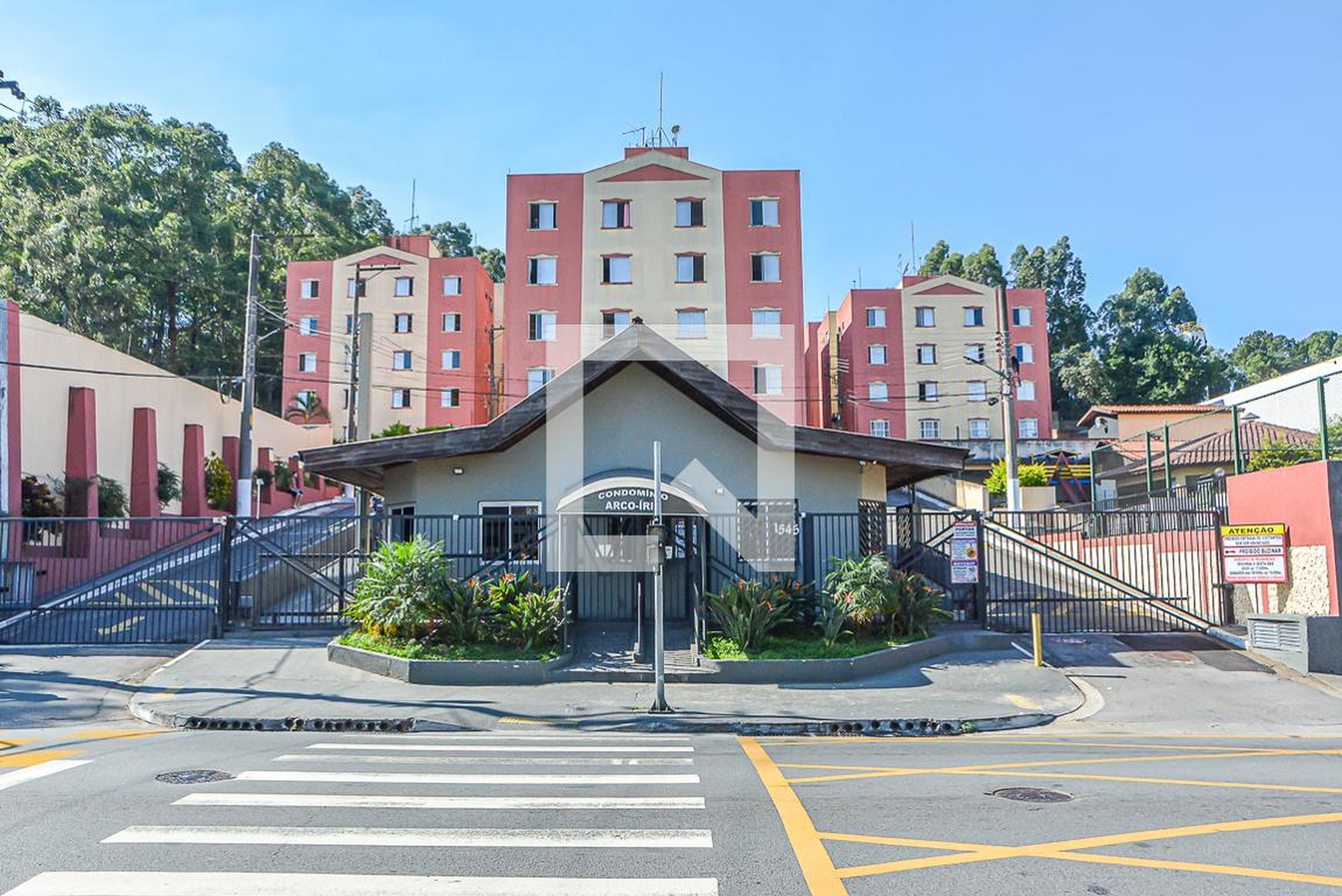 Fachada do Condomínio Condomínio Arco Iris