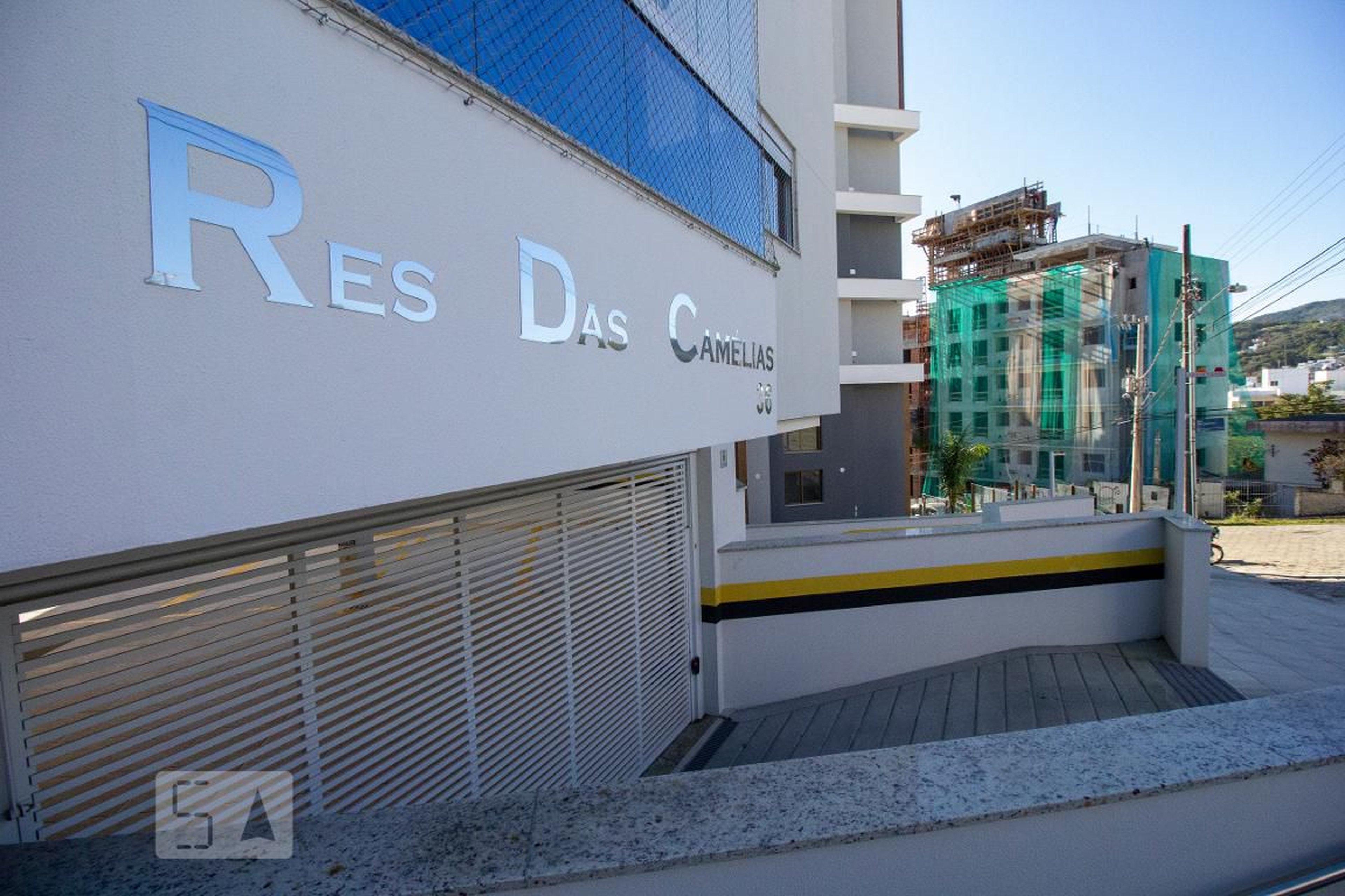 Fachada Condomínio em Rua das Camélias, 36