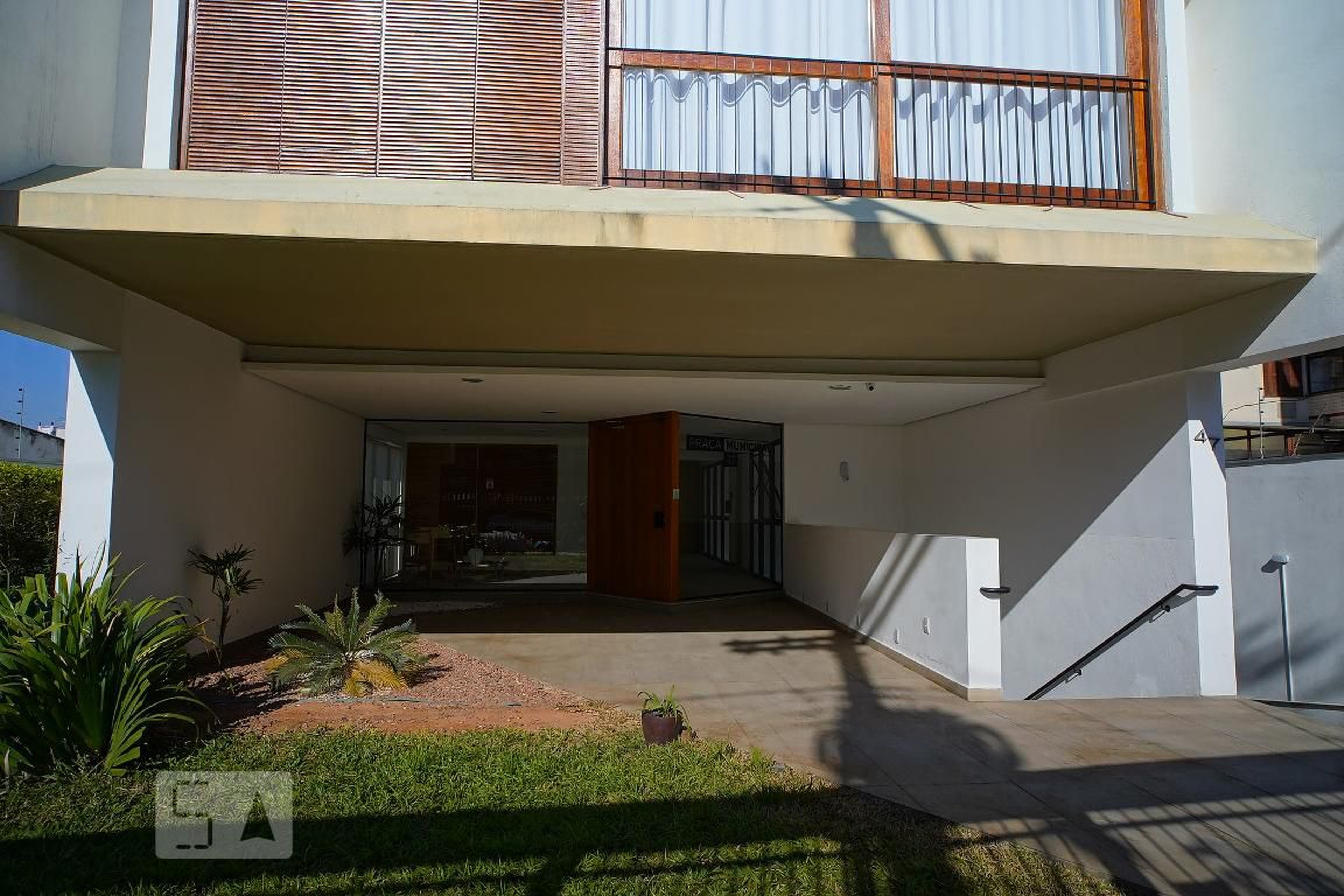 Fachada do Prédio Condomínio Dia Na Praça