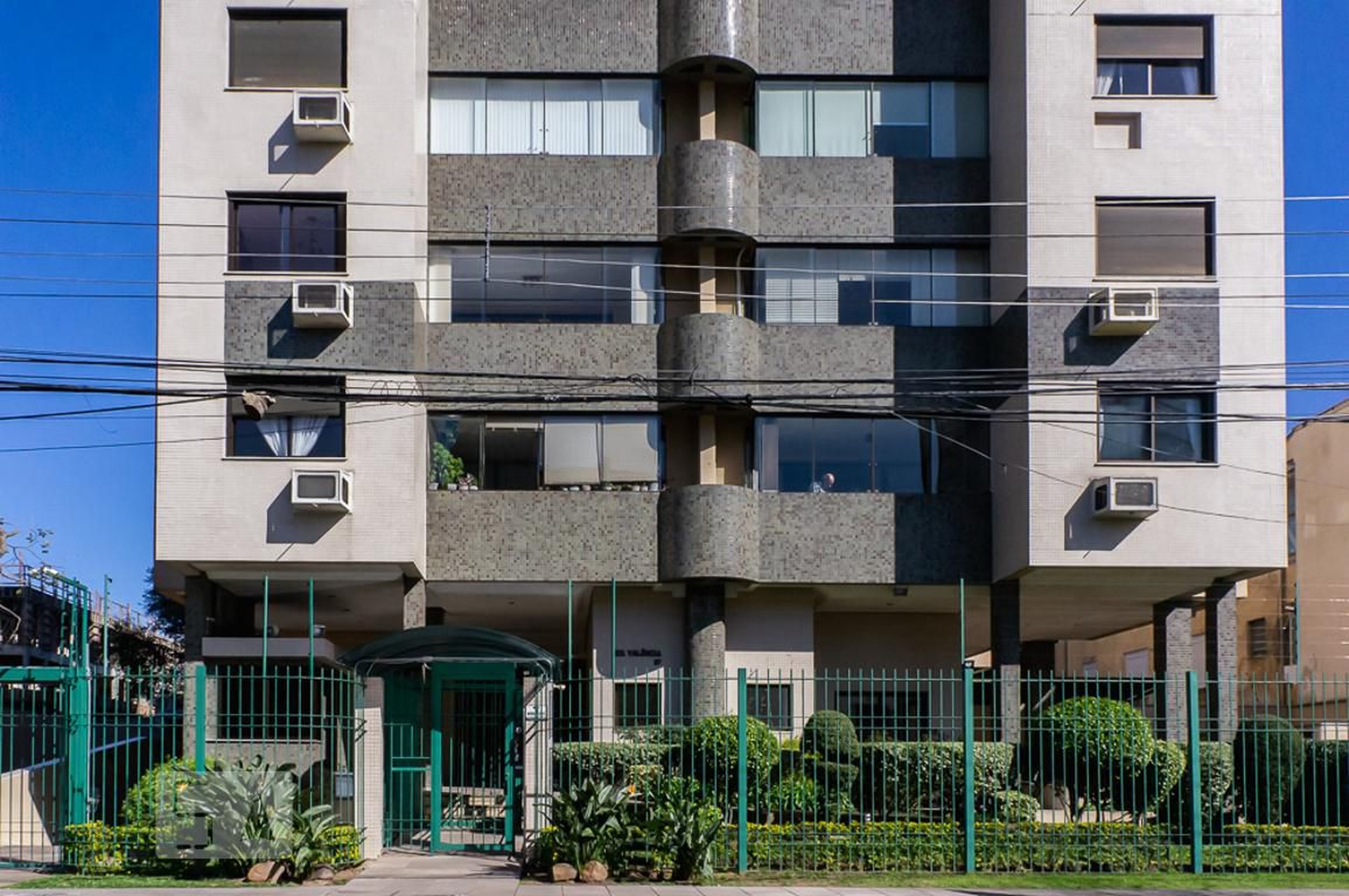 Fachada Condomínio em Rua João Guimarães, 87