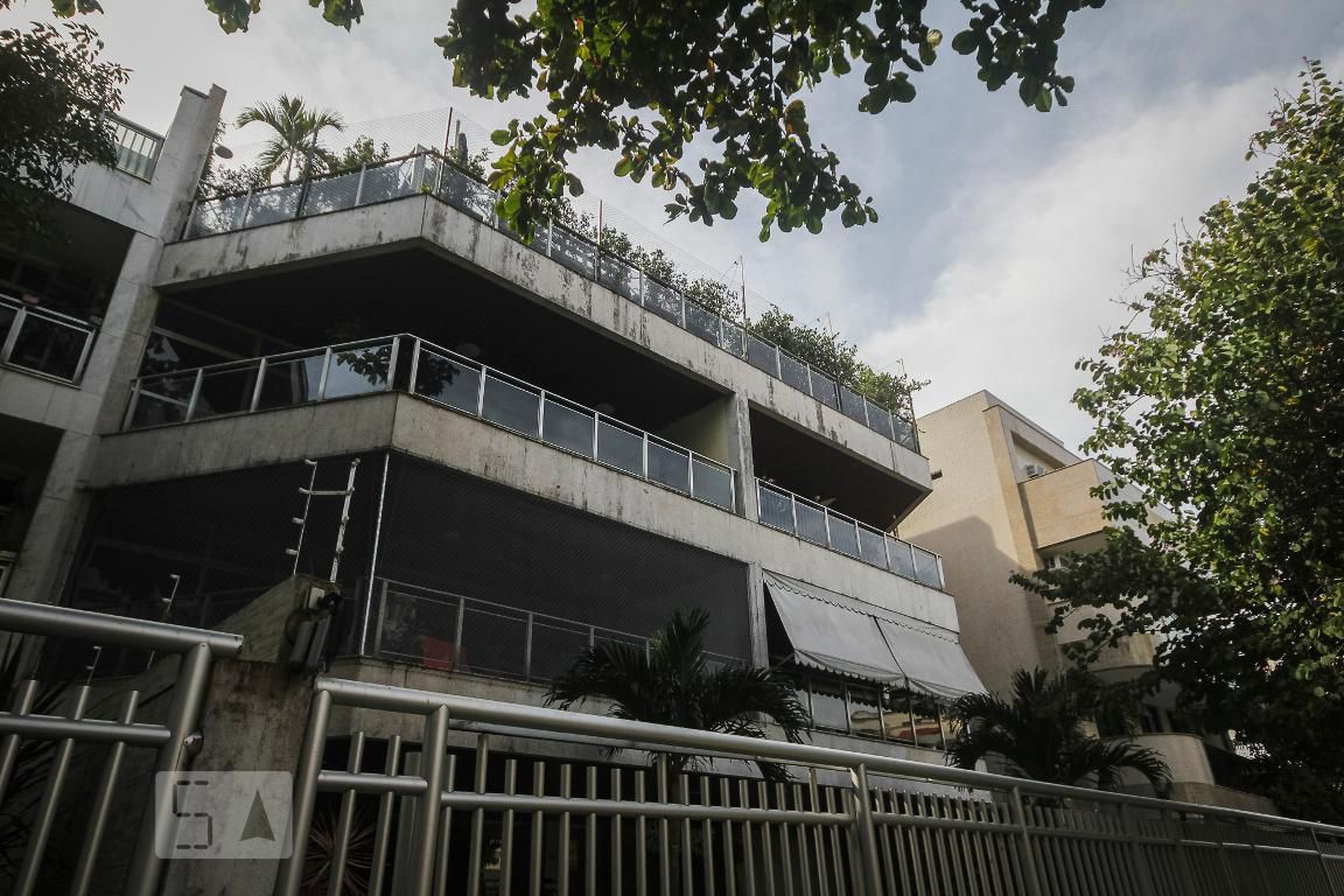 Fachada Condomínio em Rua General Raulino de Oliveira, 41