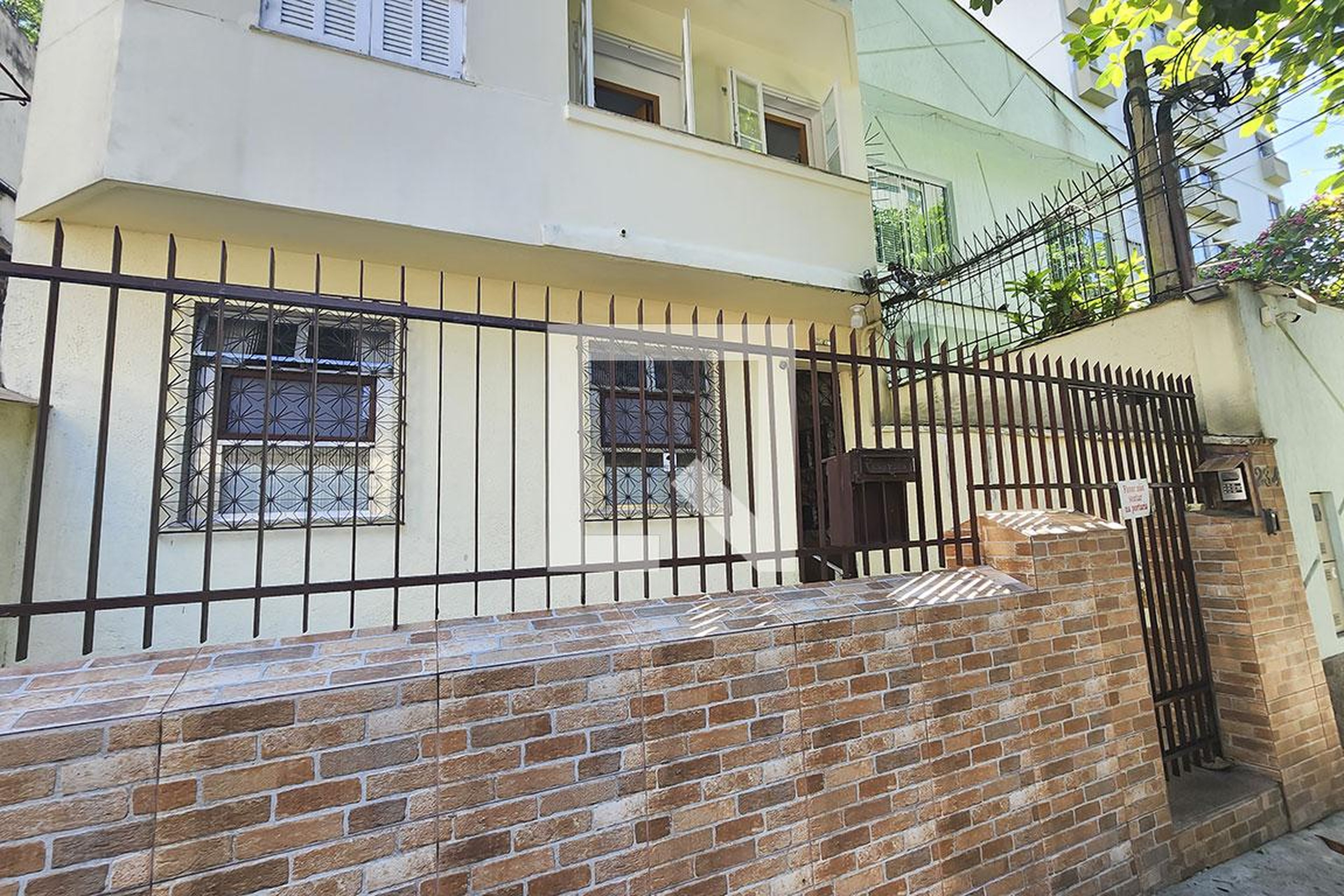 Fachada Condomínio em Rua Alice, 234