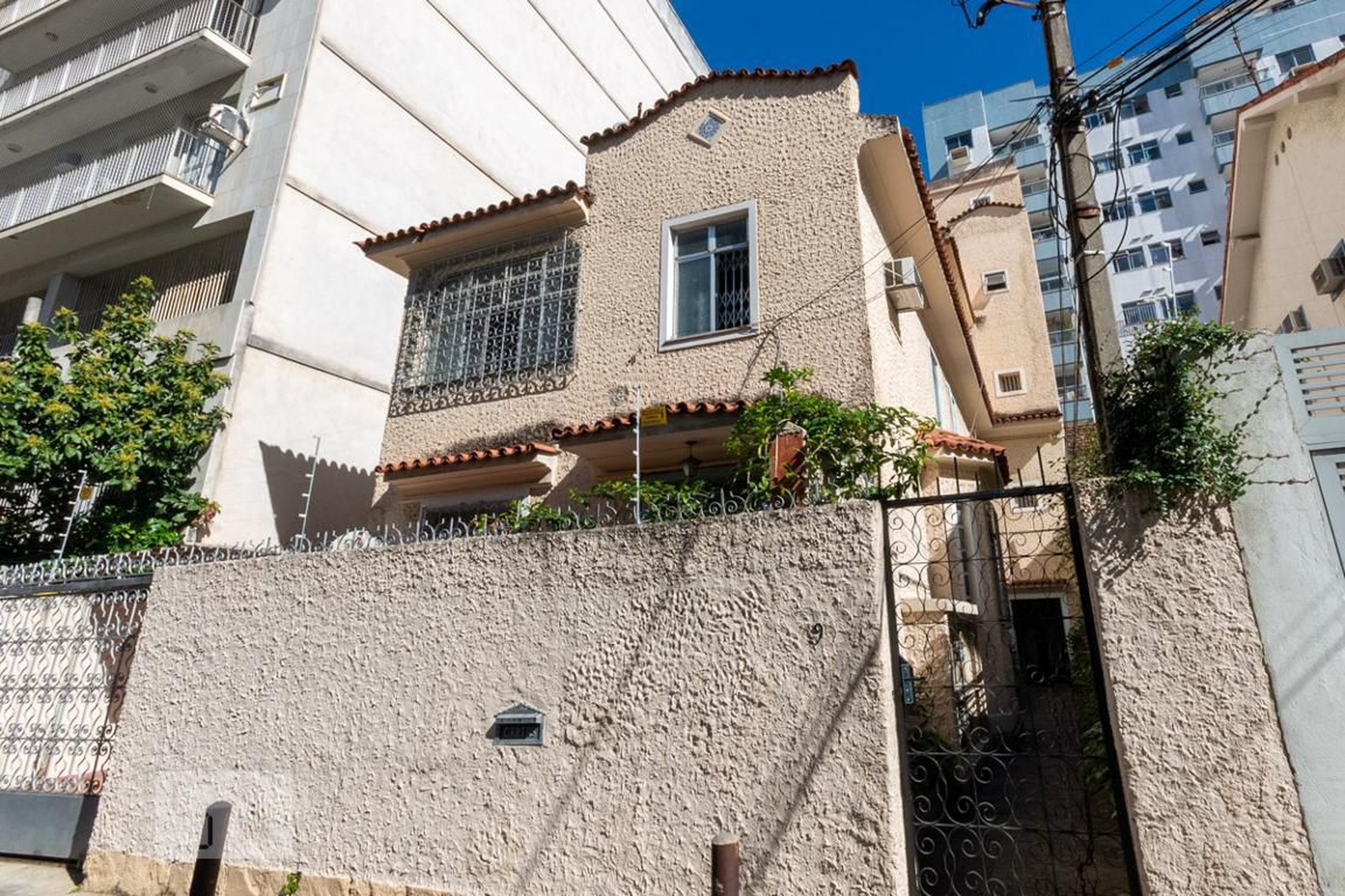 Fachada Condomínio em Rua Severino Brandão, 19
