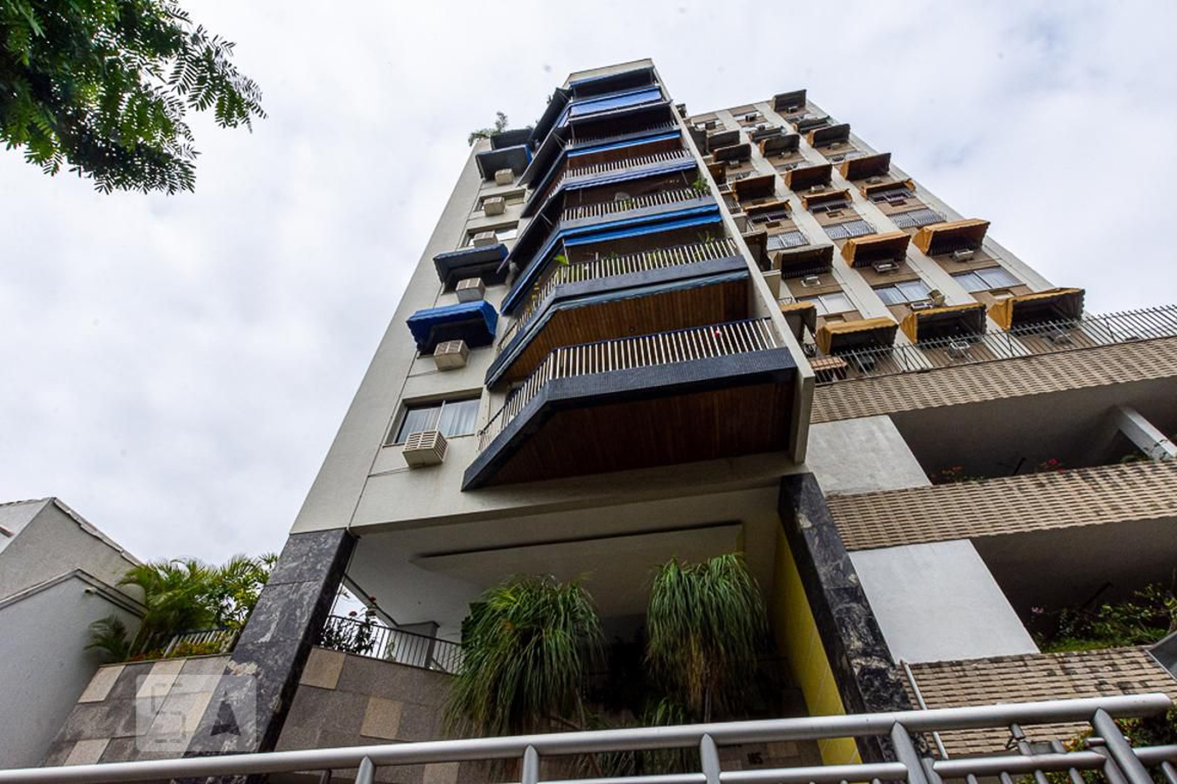 Fachada Condomínio em Rua Professor Lara Vilela, 100