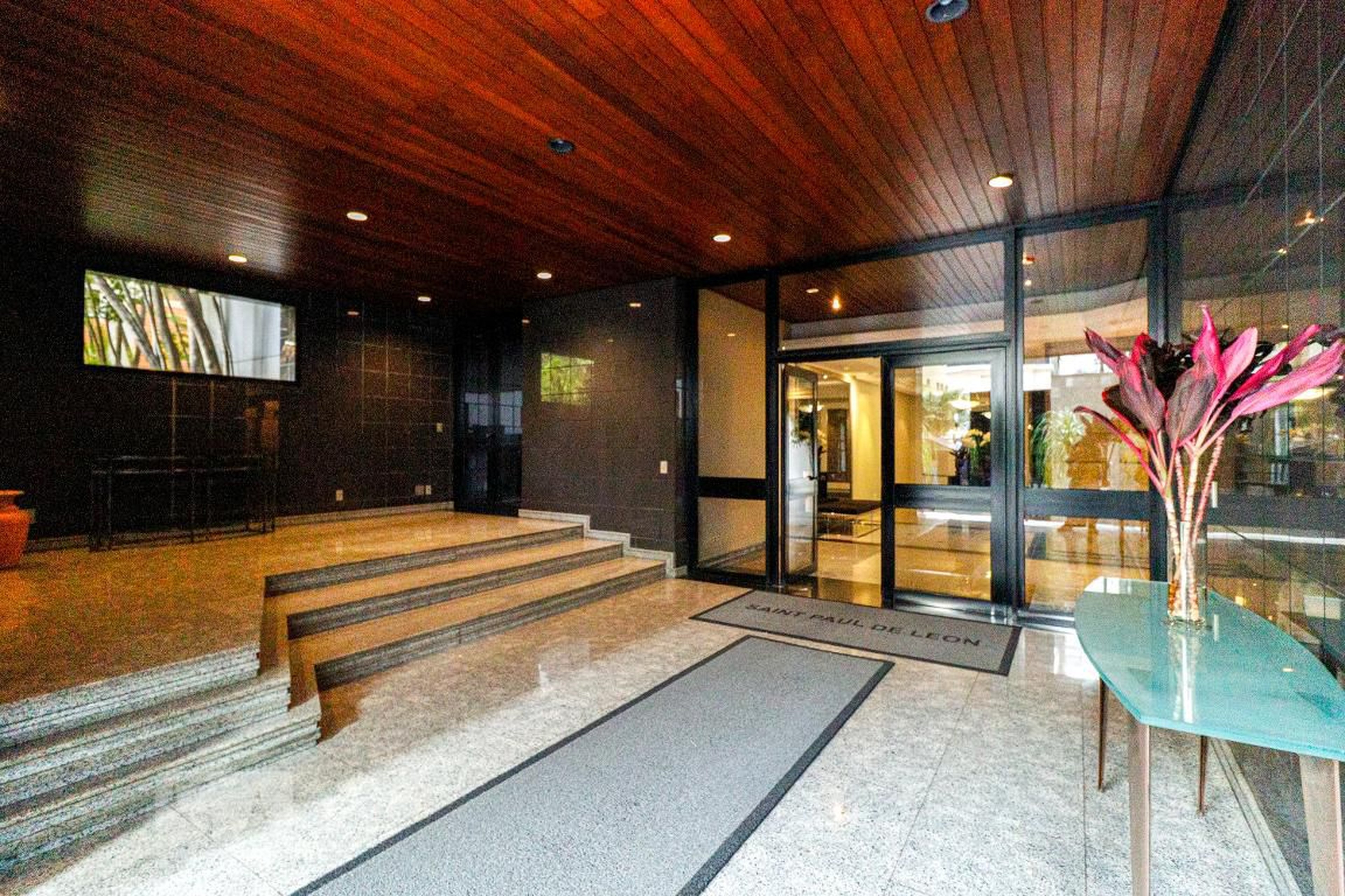 Entrada do Prédio - Saint Paul de Leon