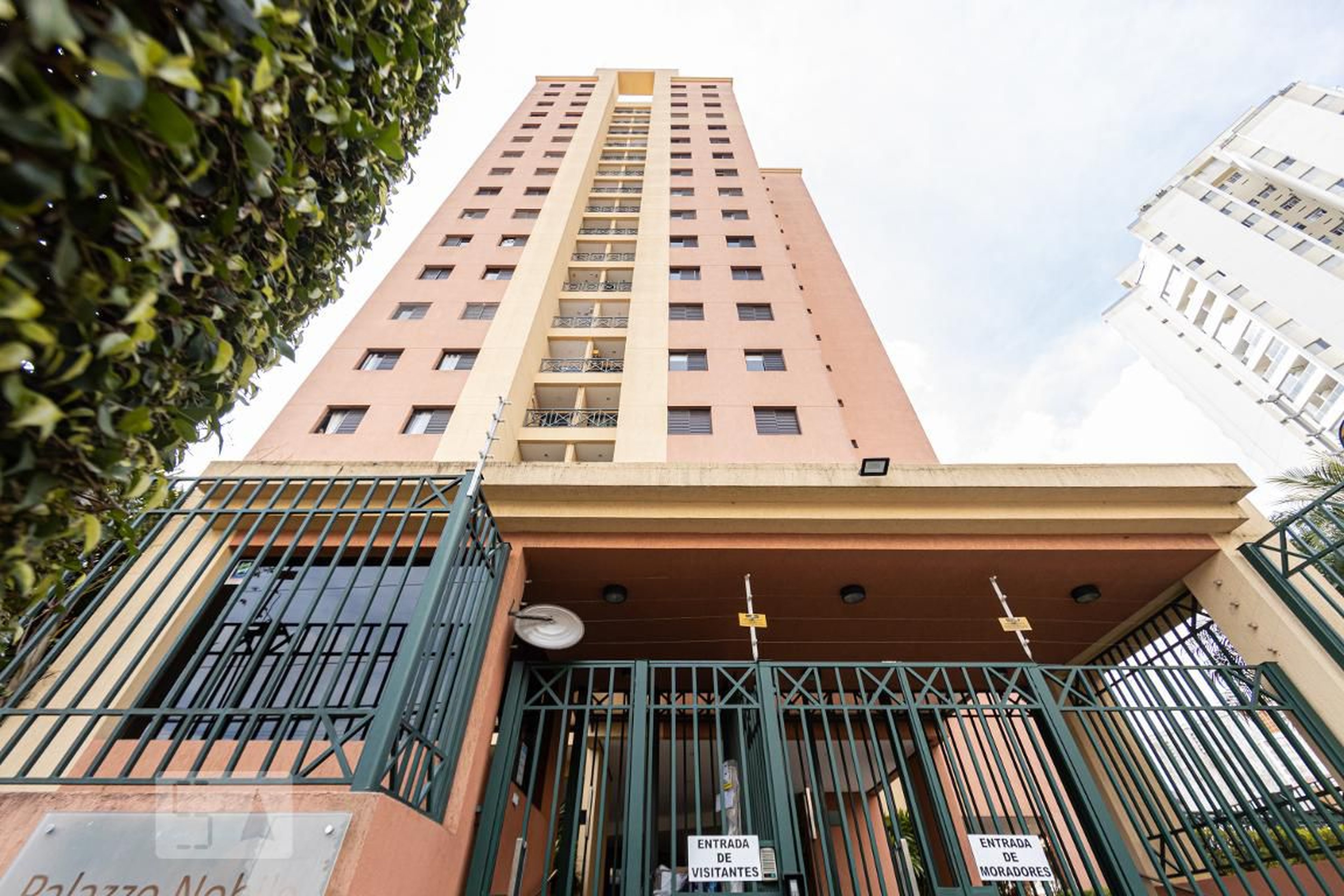 Fachada Condomínio em Rua Curupacê, 352