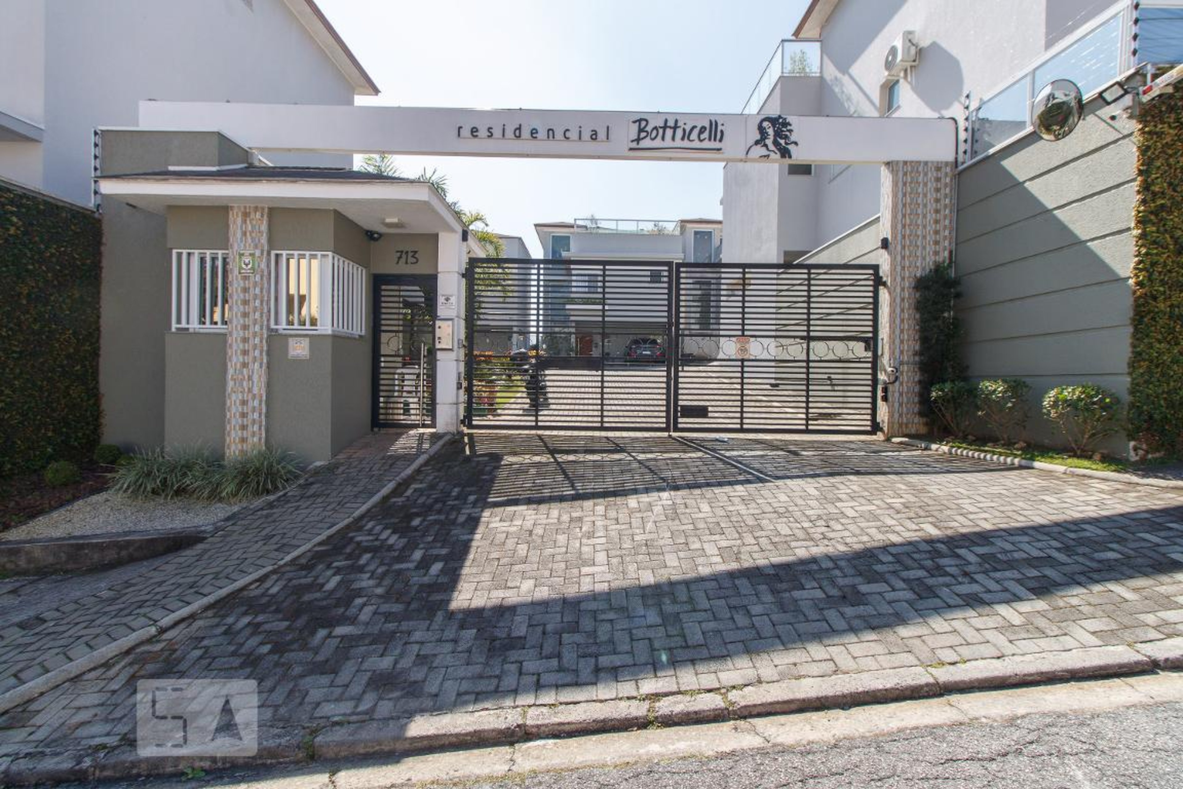 Fachada do Condomínio Condomínio em Avenida Hélio Borestein, 713