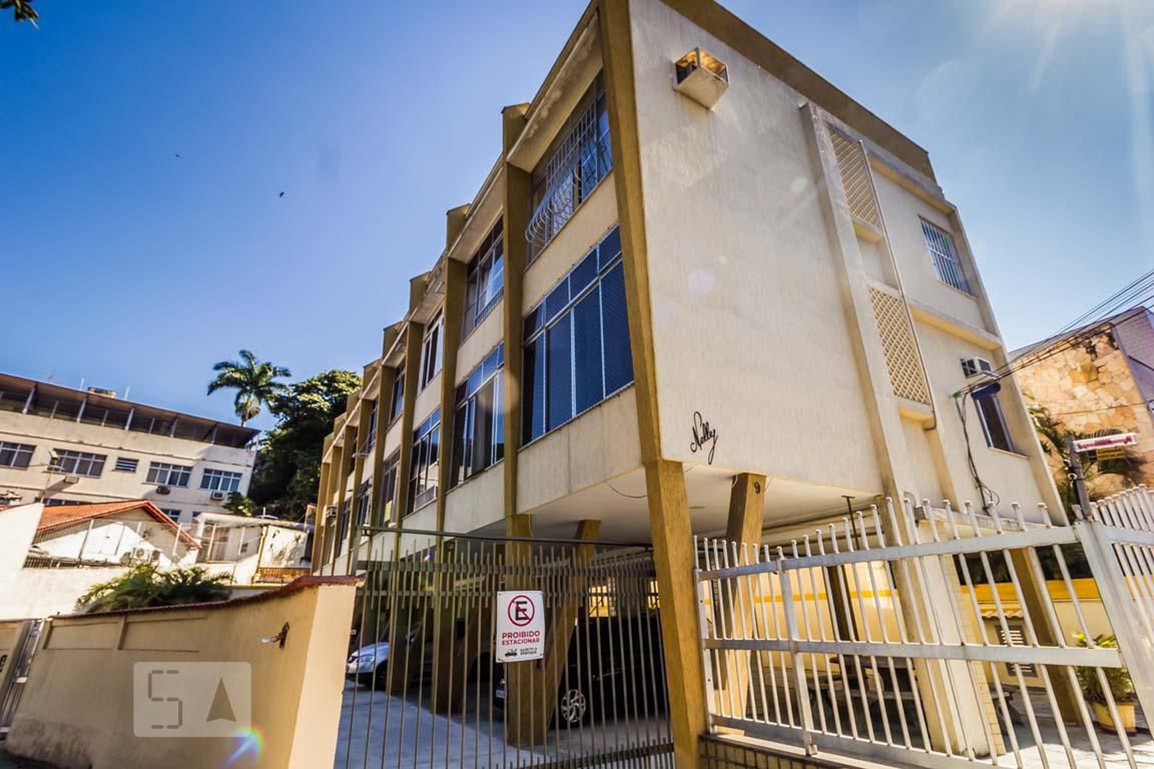 Fachada do Prédio Condomínio em Rua Henrique Lacombe, 9