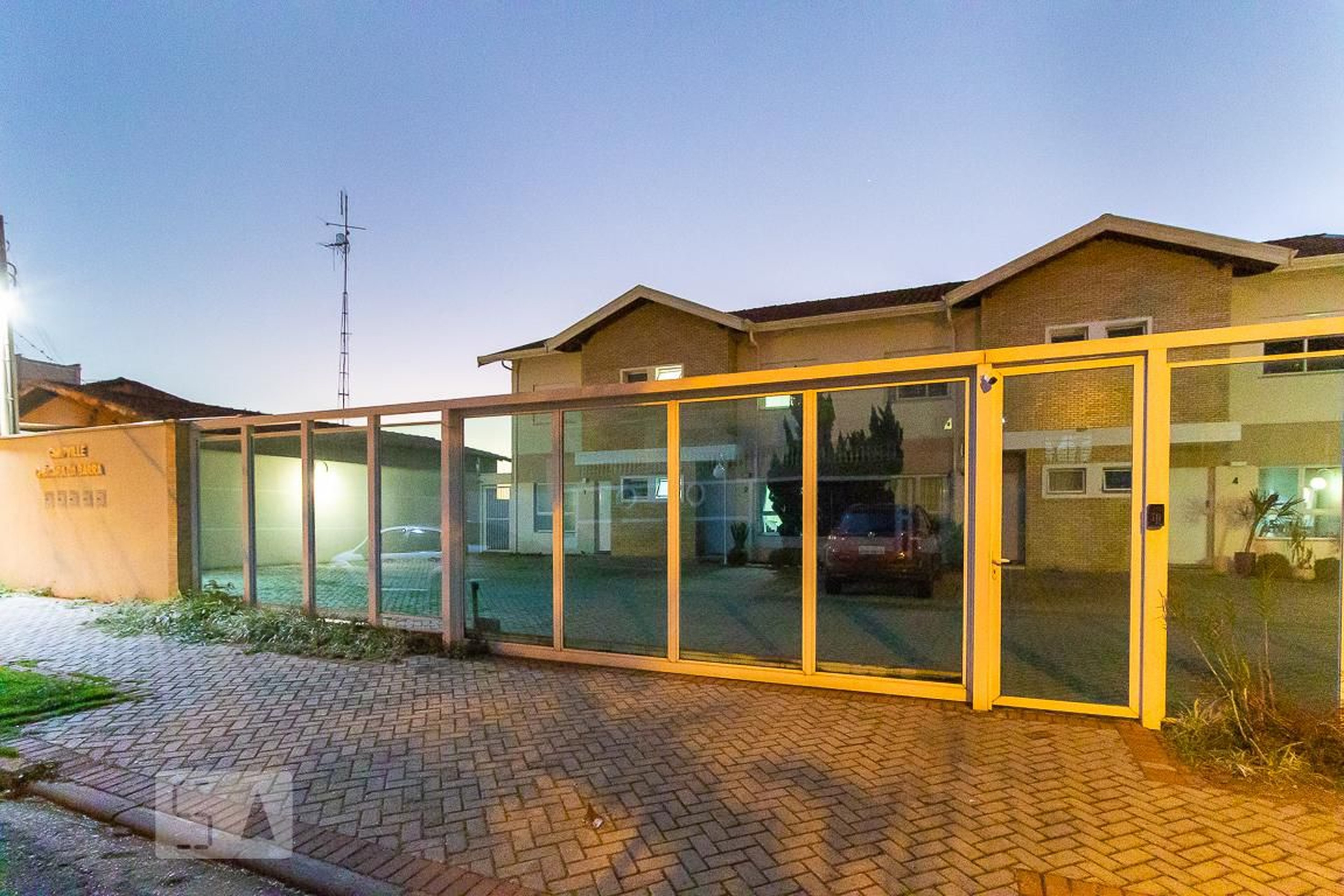 Fachada do condomínio Condomínio Campville Chácara da Barra