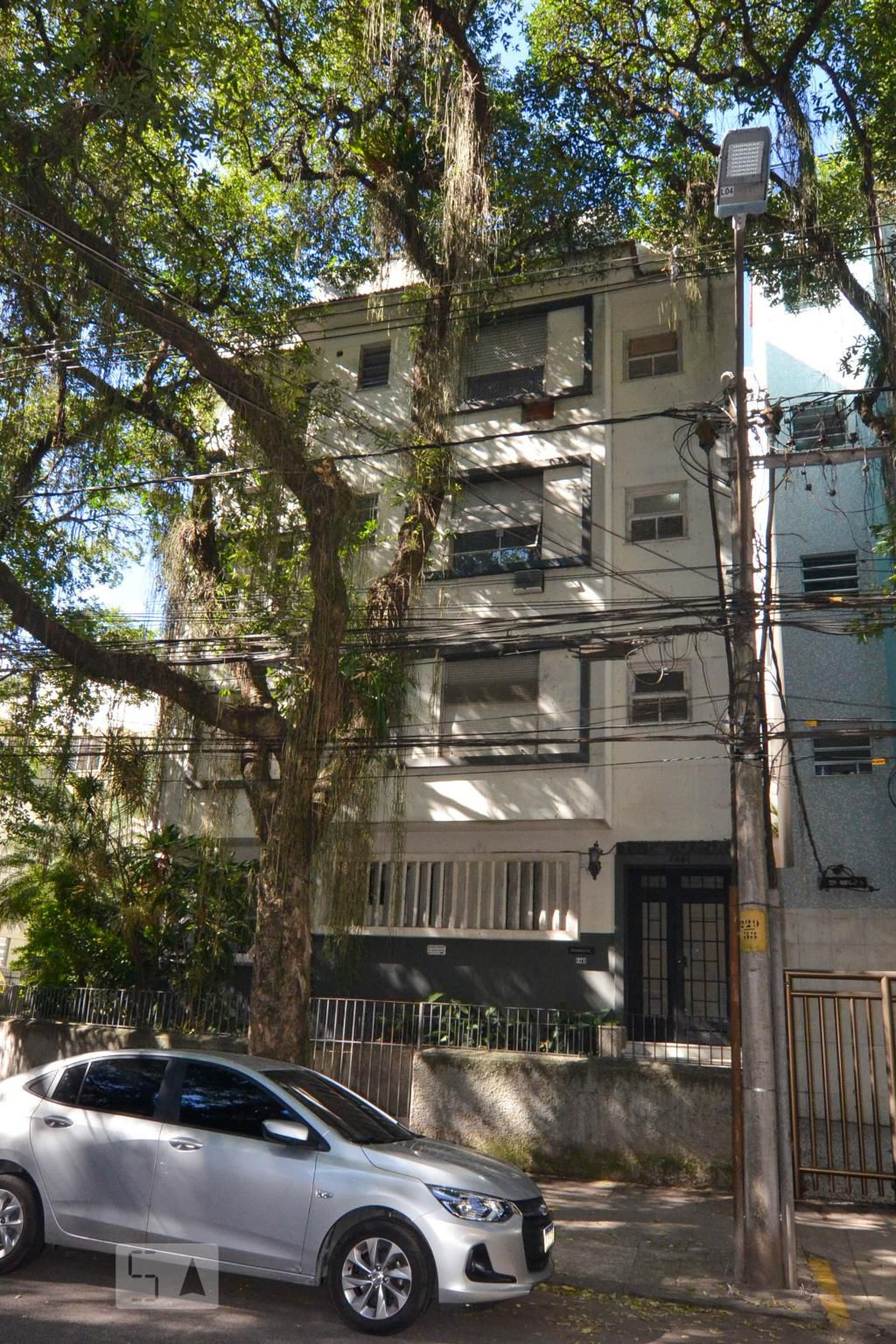 Fachada Condomínio em Rua Álvaro Ramos, 171