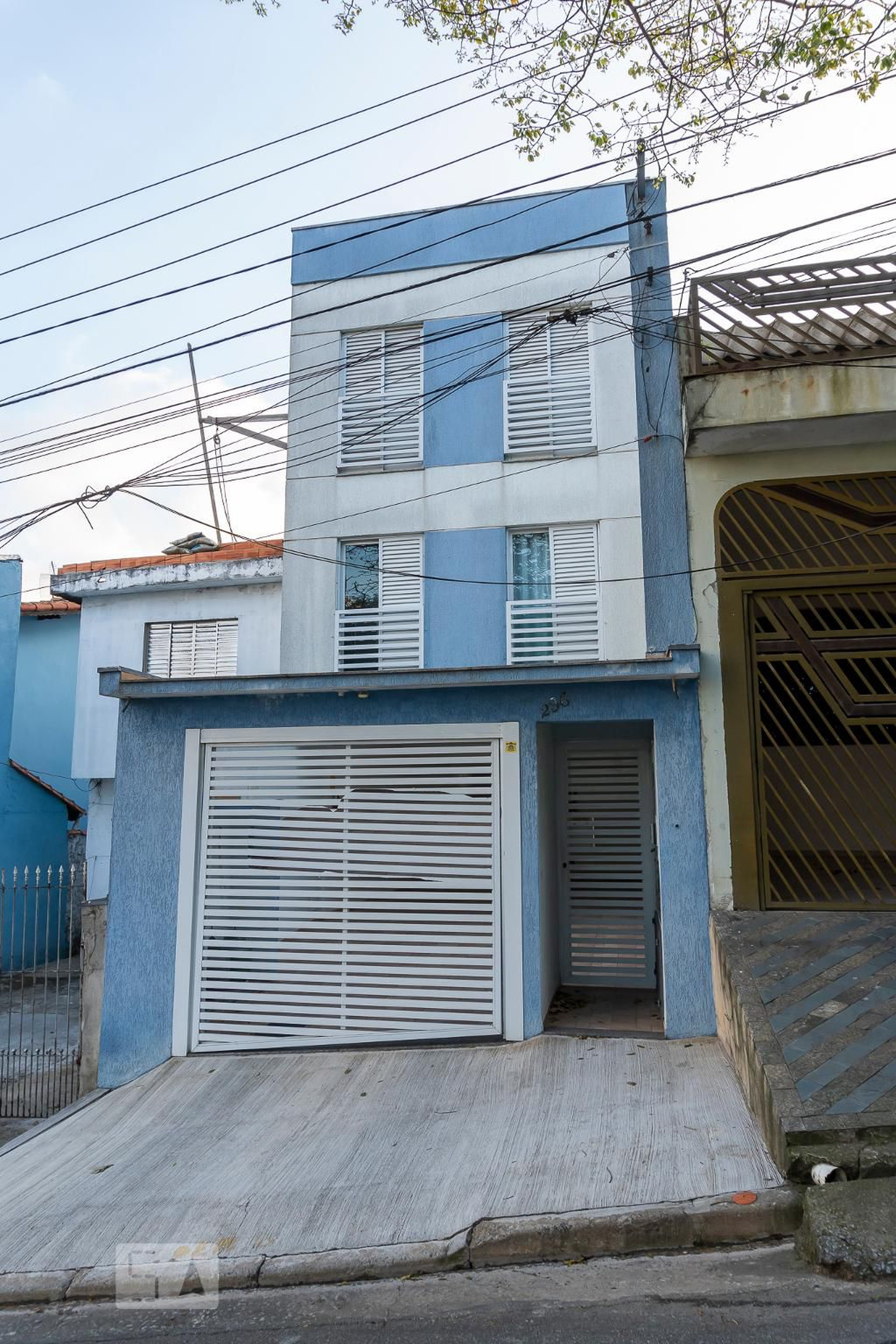 Fachada Condomínio em Avenida Ana Camargo, 296