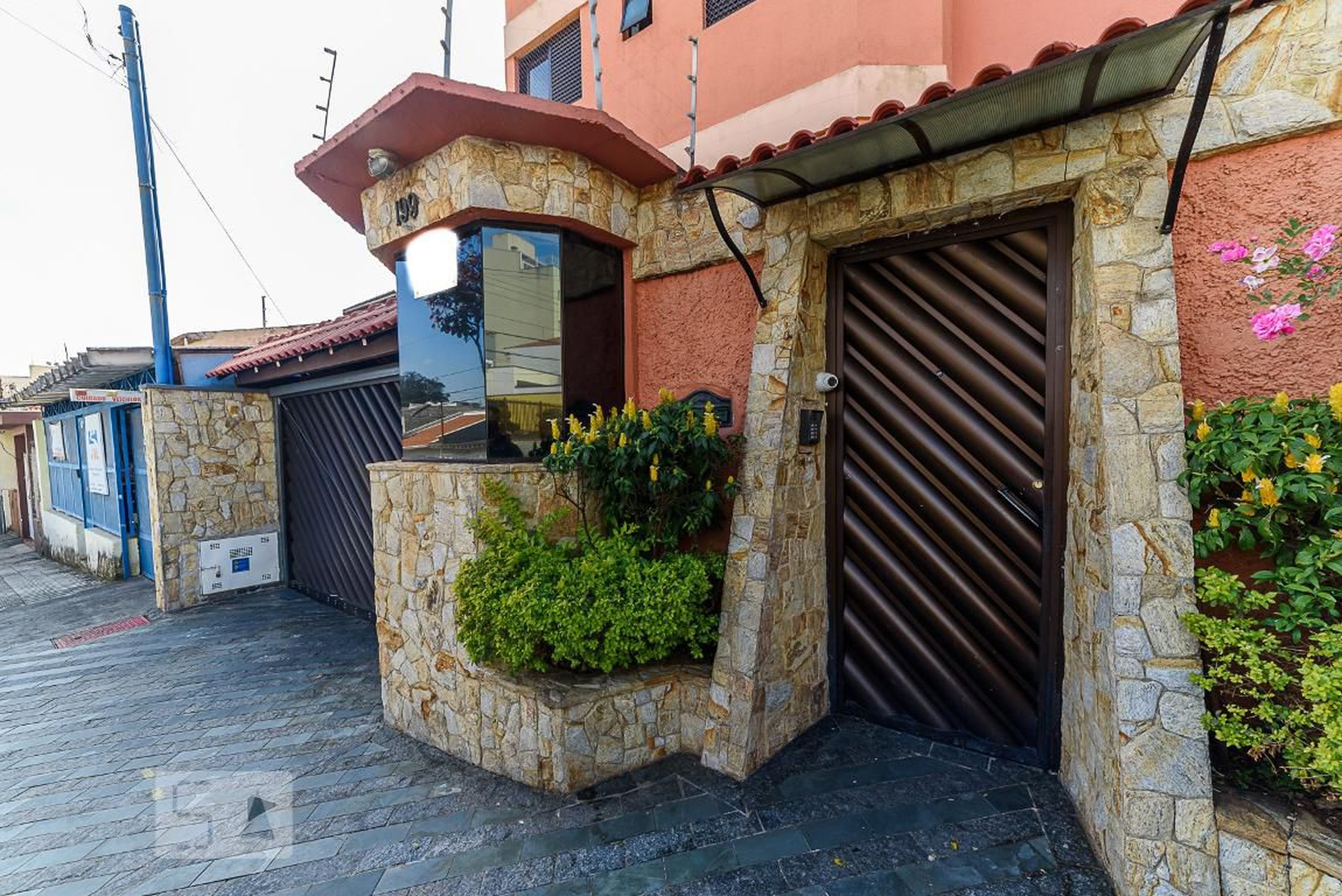 Fachada do Condomínio Condomínio Mansão das Pedras