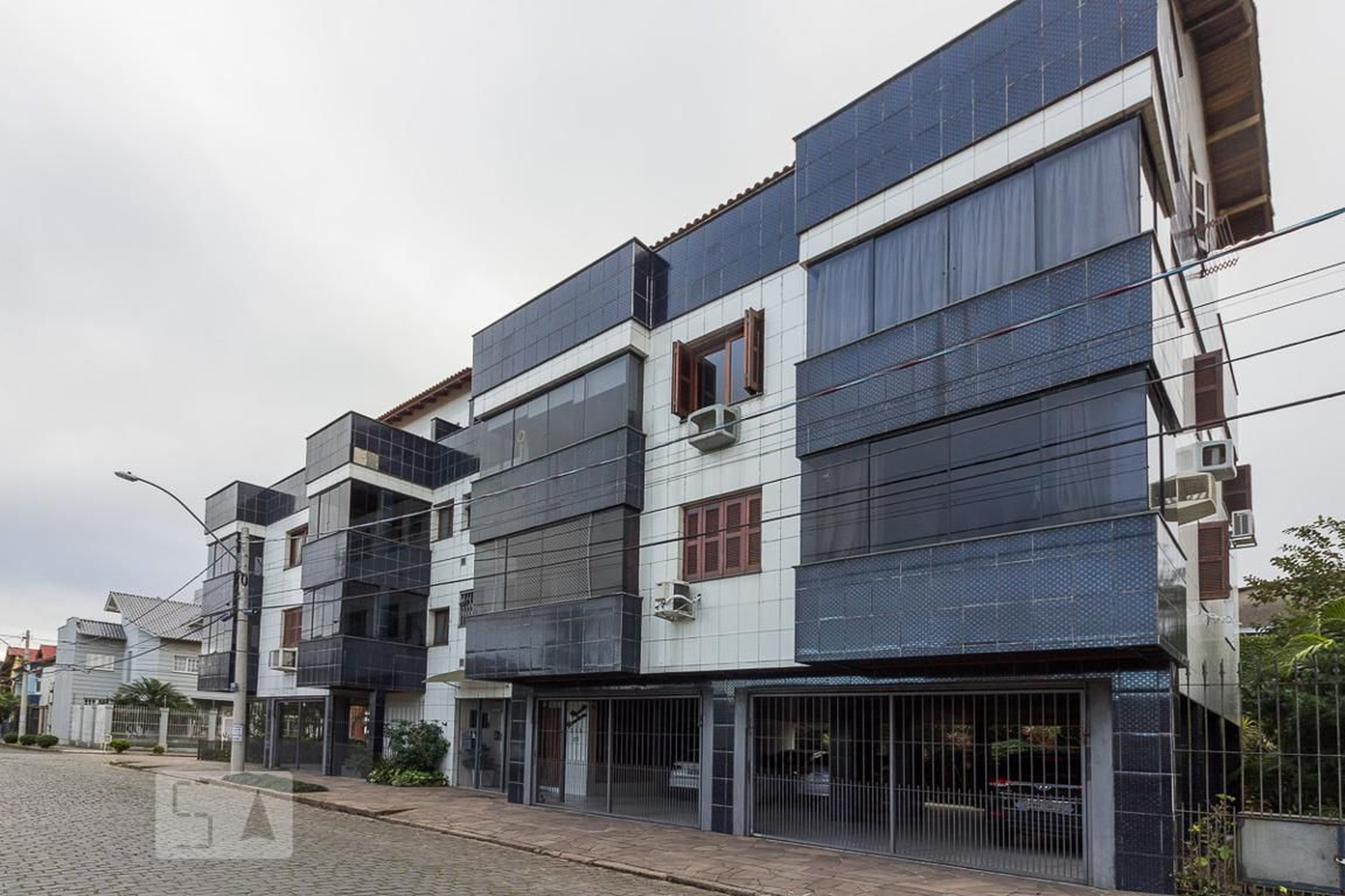 Fachada Condomínio em Rua Henrique Lopes dos Santos, 235