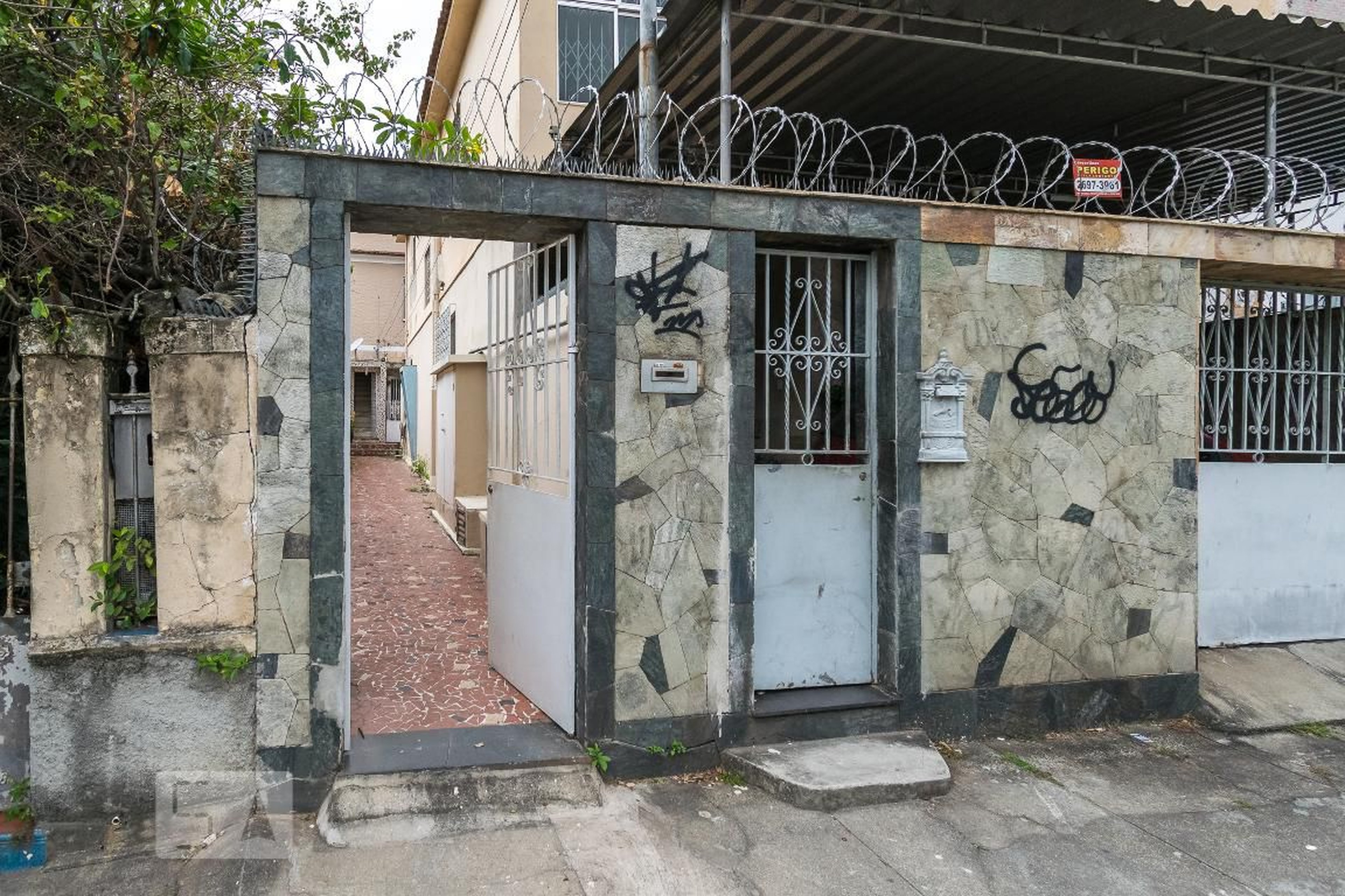 Fachada Condomínio em Rua Jequiriça, 48