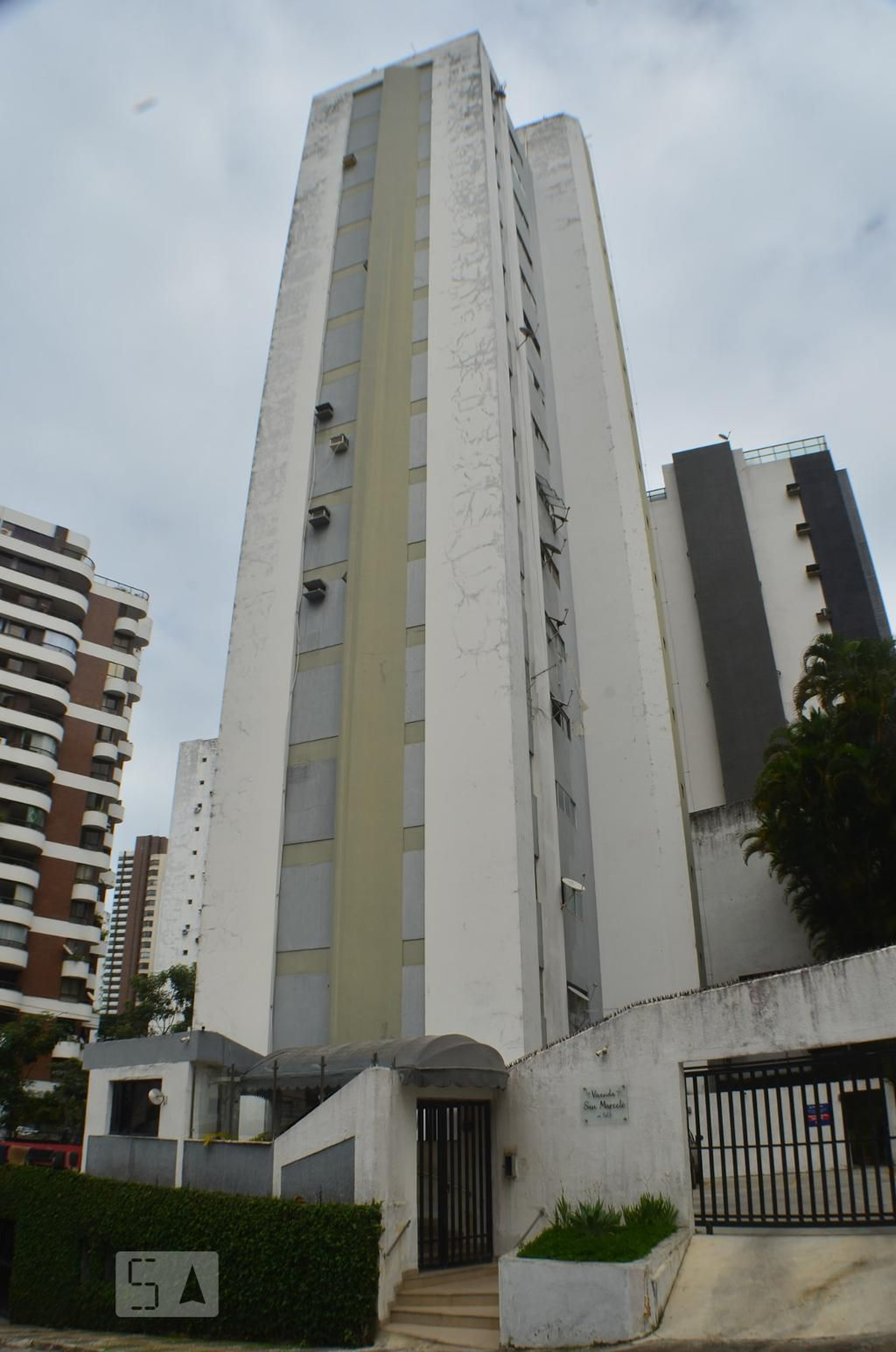 Fachada Condomínio em Rua Professor Sabino Silva, 577