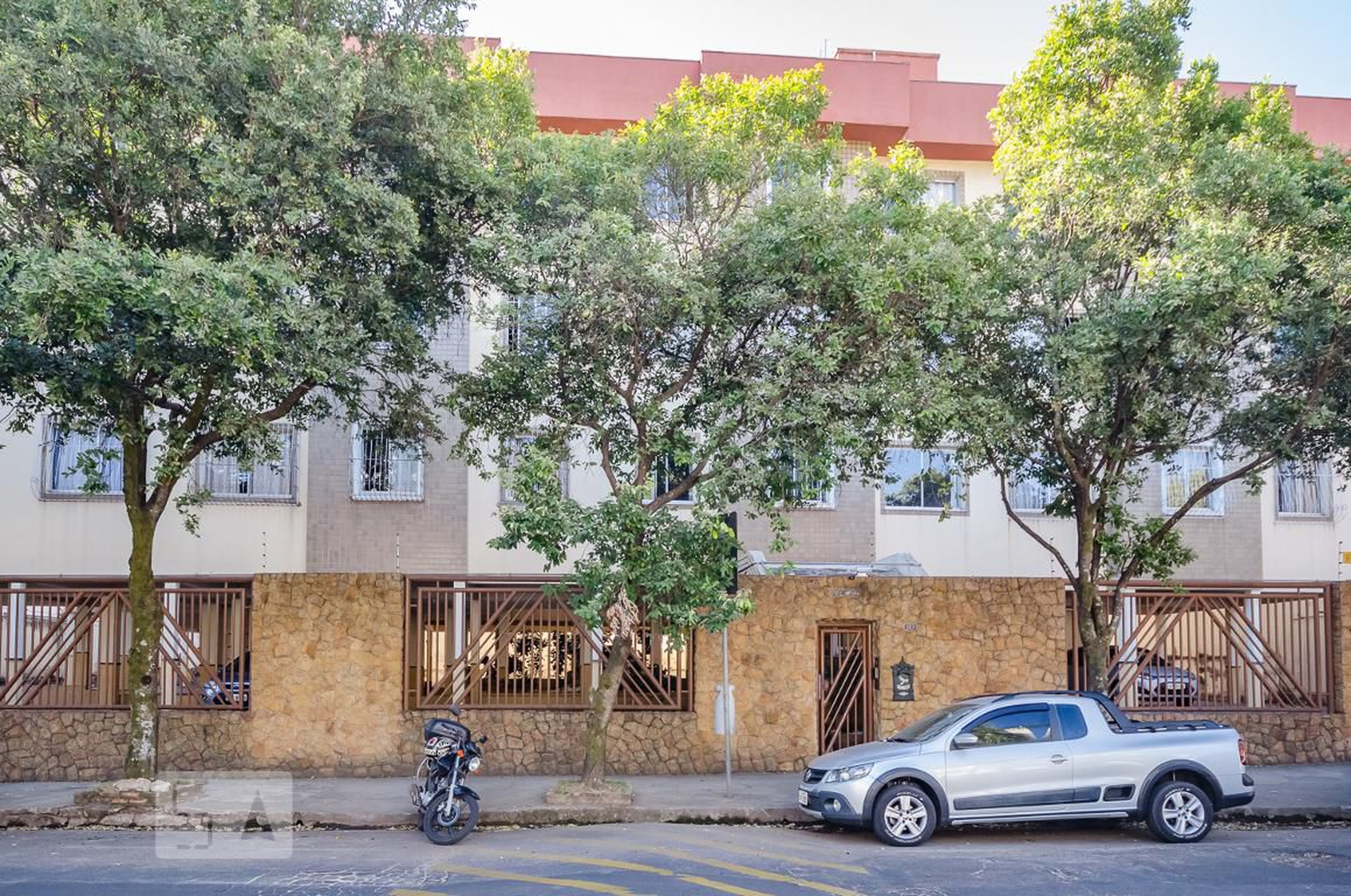 Fachada Condomínio em Rua Magi Salomon, 105