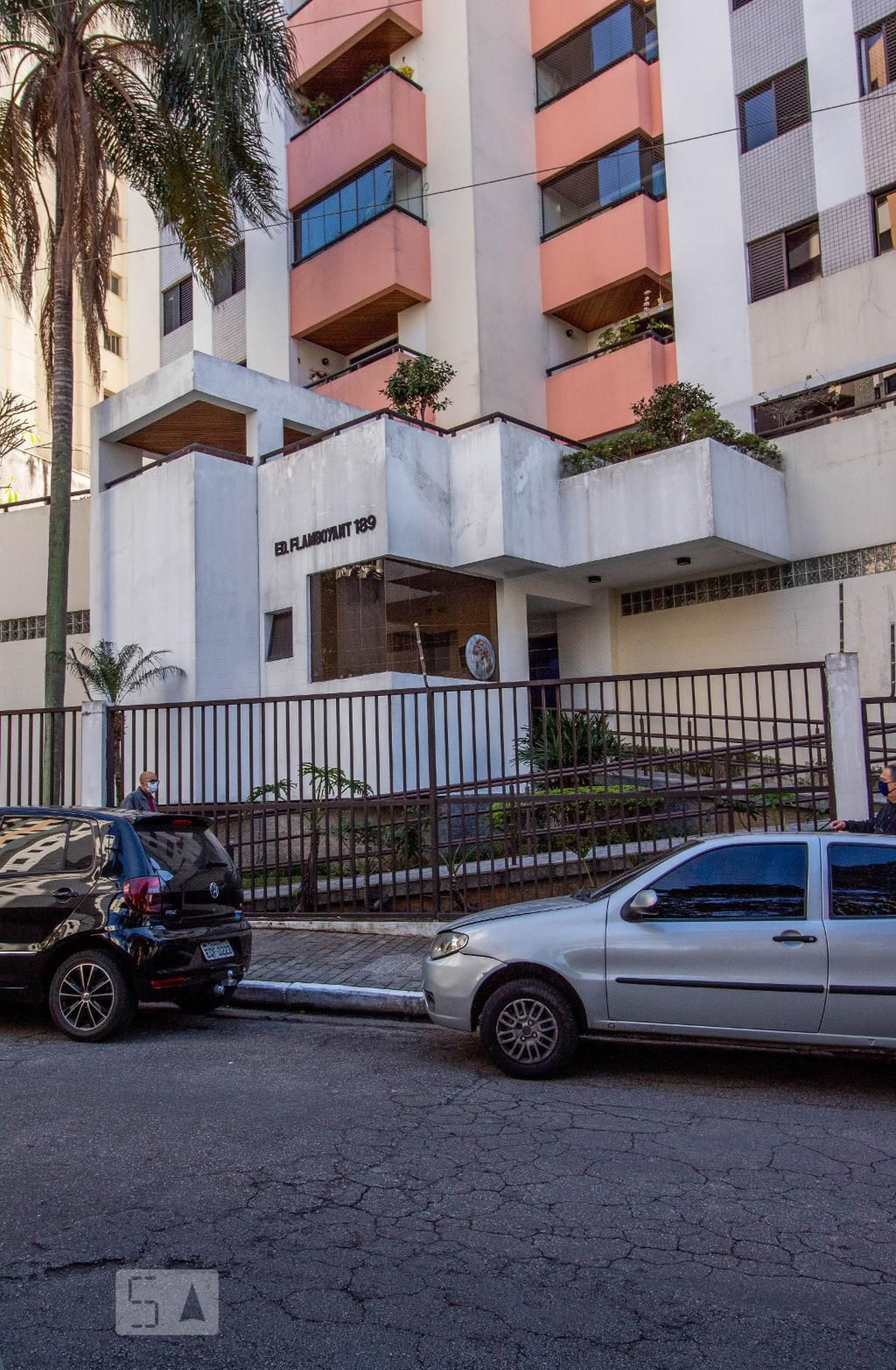 Fachada Condomínio em Rua Ernesto de Oliveira, 188