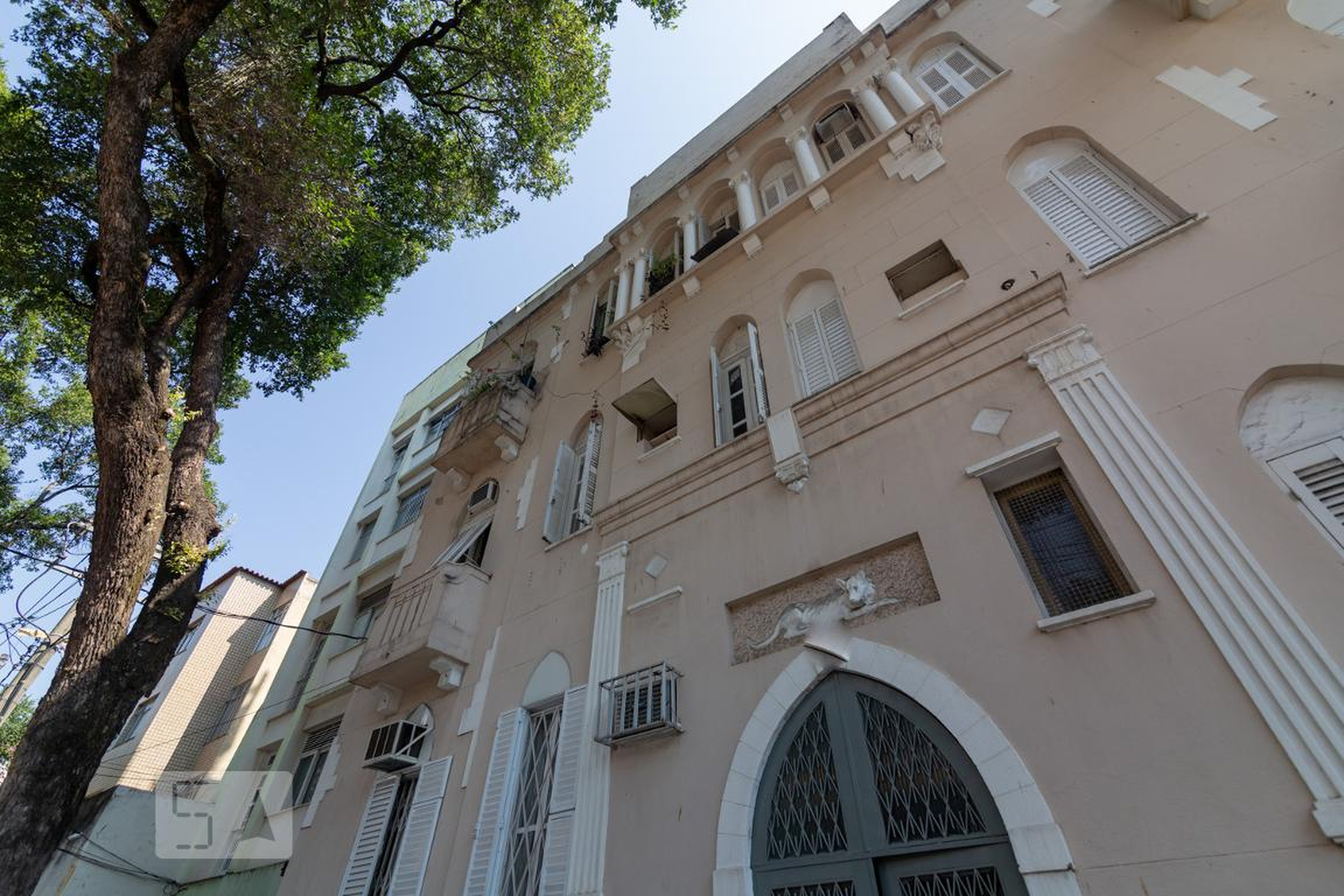 Fachada Condomínio em Rua Maia de Lacerda, 76