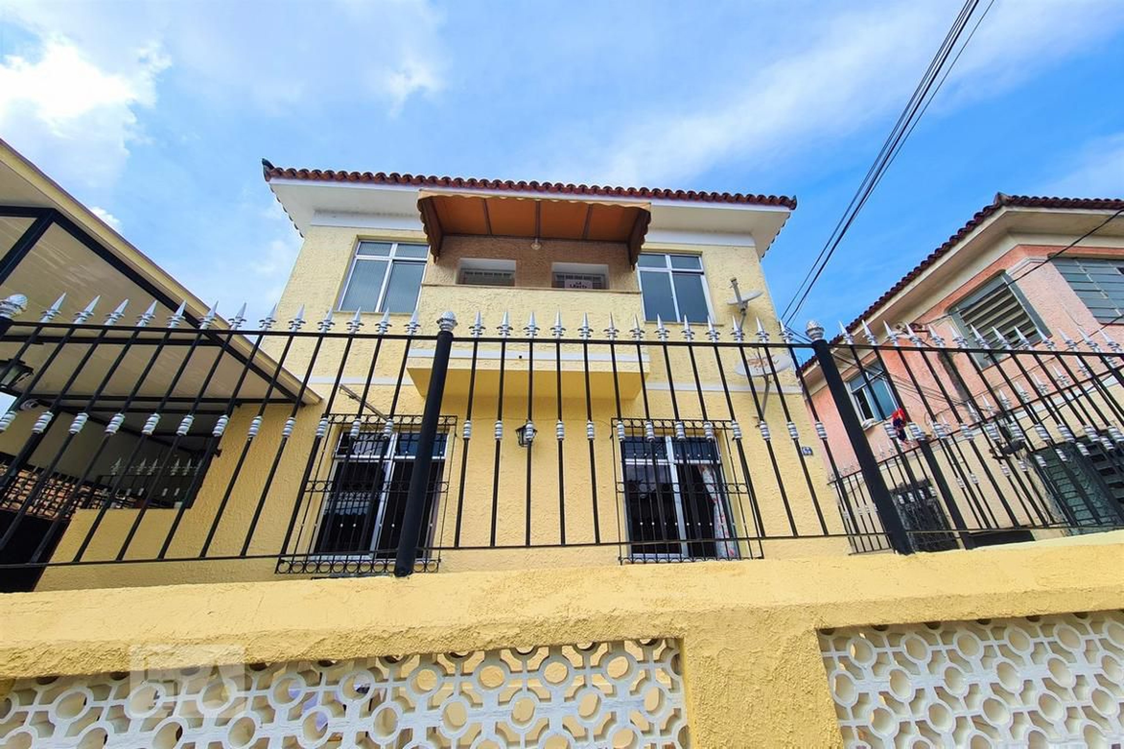 Fachada Condomínio em Rua Almeida Bastos, 165