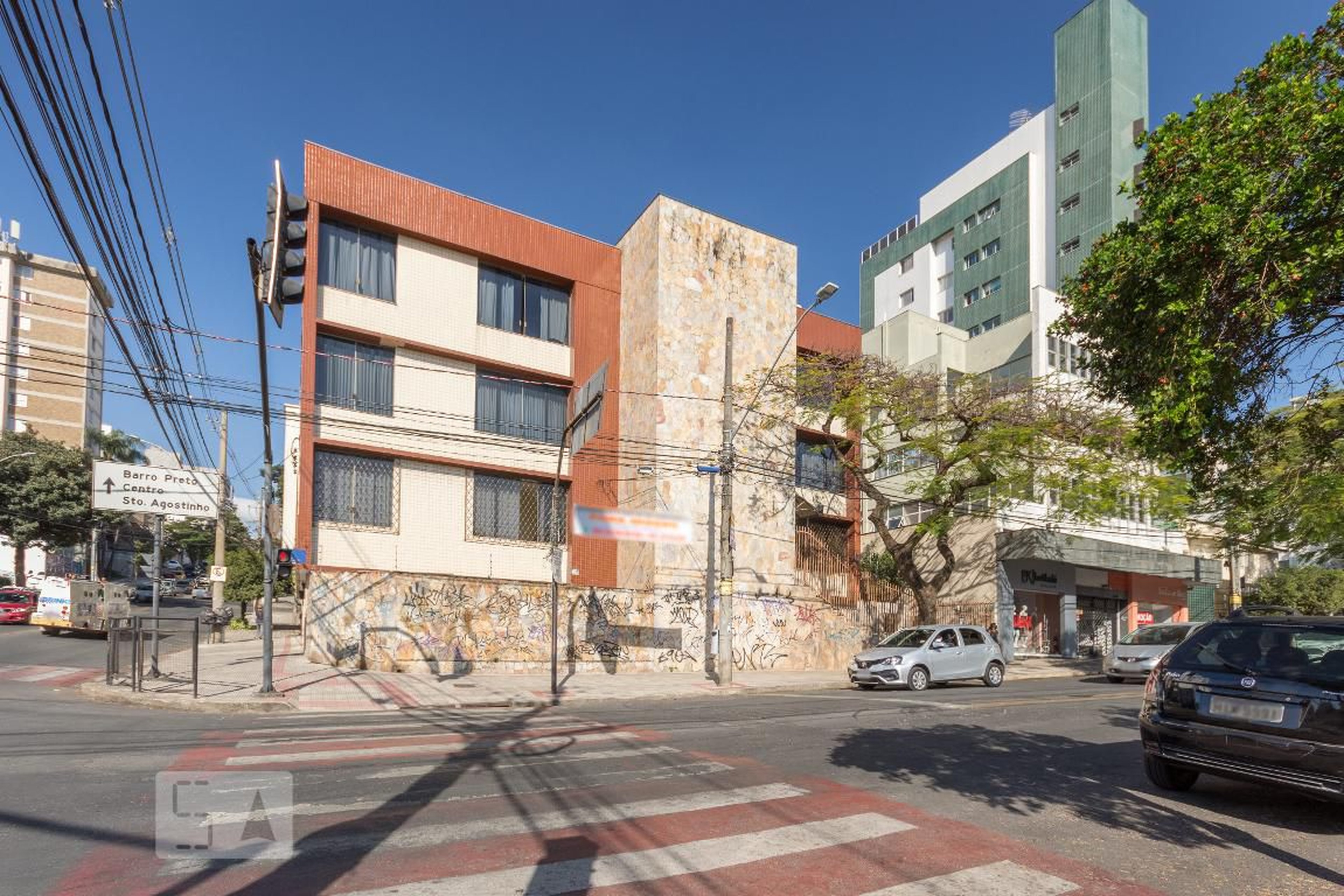 Fachada Condomínio em Rua Almirante Alexandrino, 181