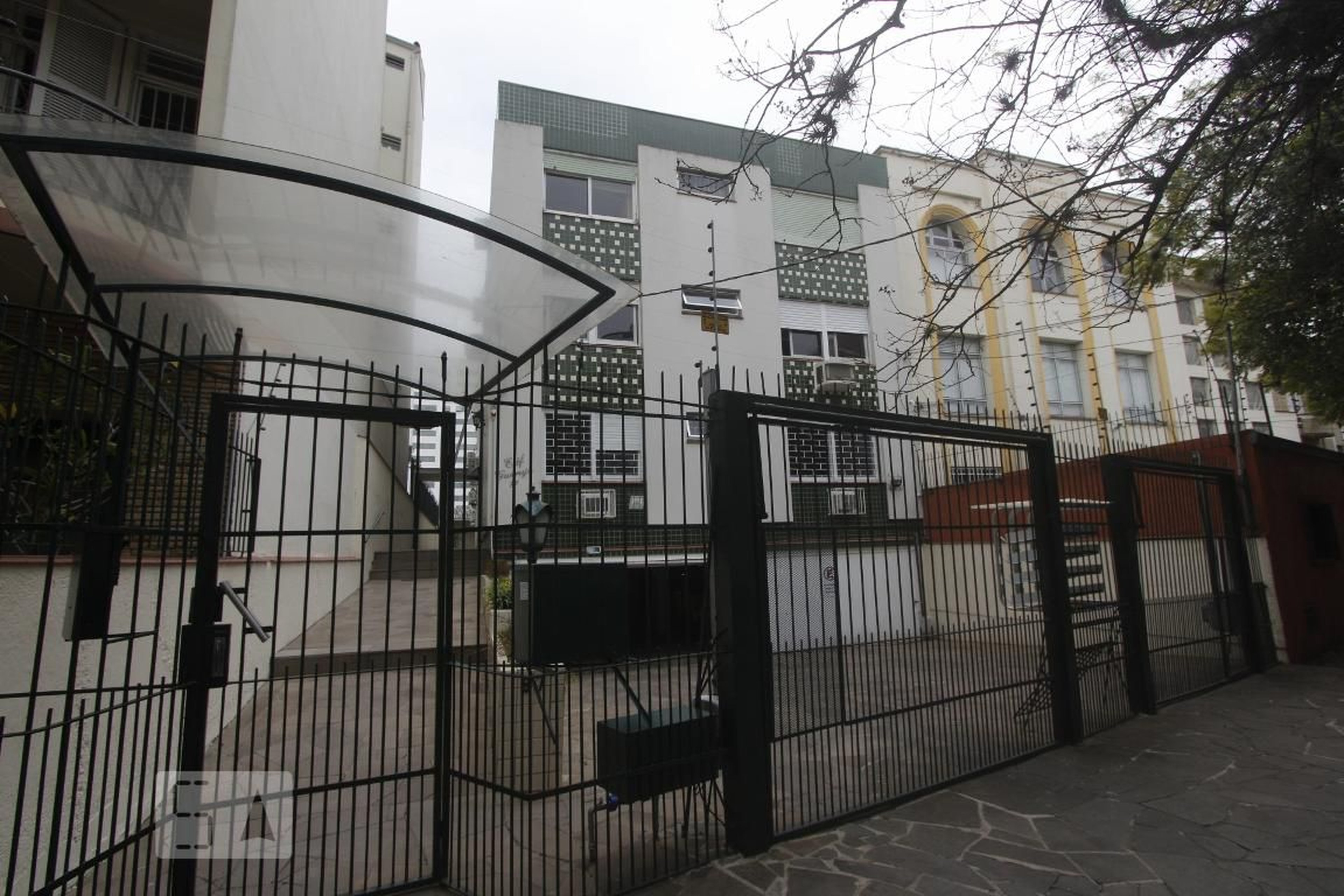 FACHADA Condomínio em Rua Henrique Dias, 87