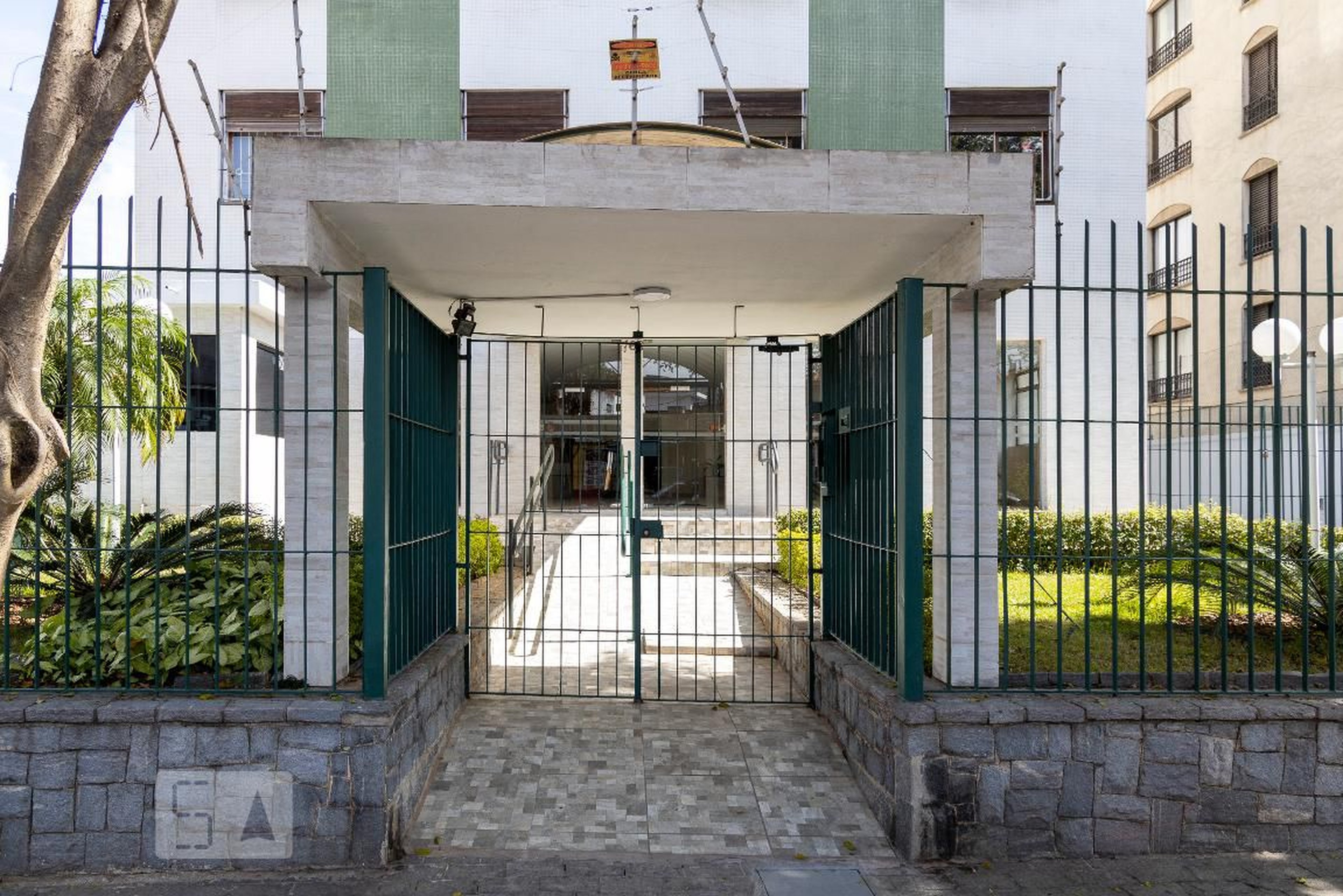 Fachada Condomínio em Rua Palacete das Águias, 61