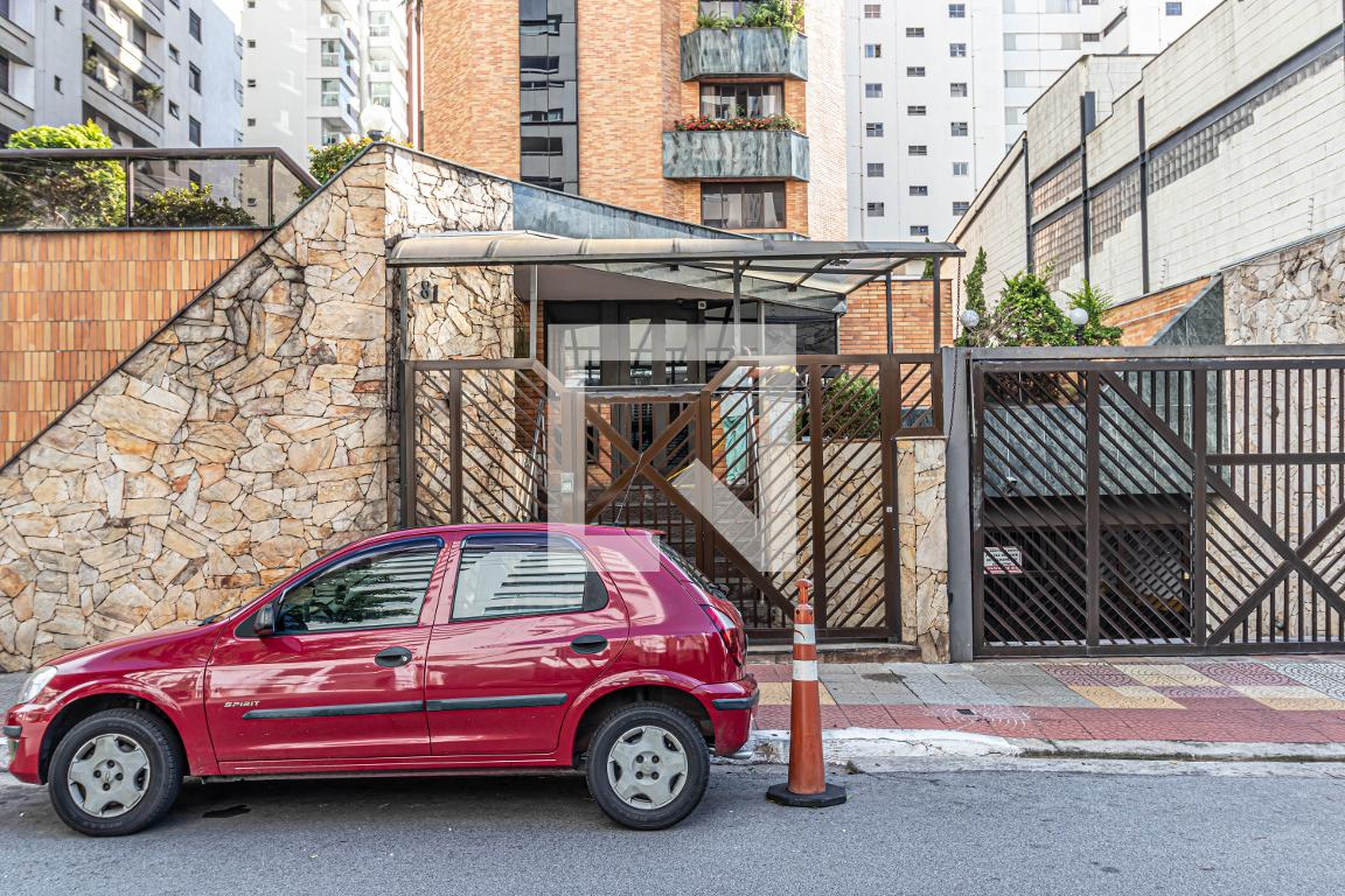 Fachada do Condomínio Condomínio Riviera